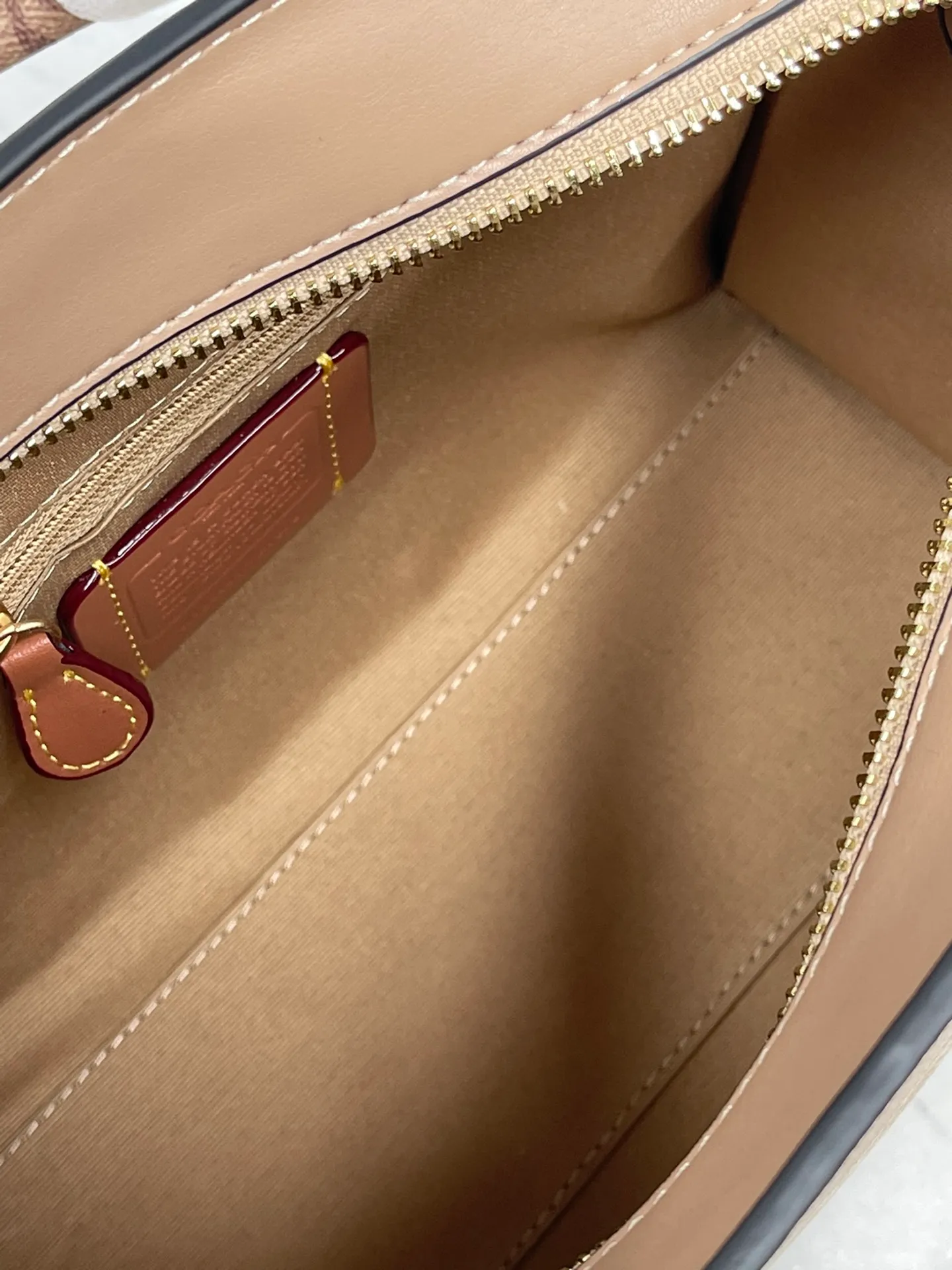 P440¥🔥coach Maggie tote Coach's new CY677 CY676 tote bag - all sizes are available with logo and presbyopia - also available in classic solid colors, perfect for autumn and winter matching. Small size: 24.5✖️12✖️9 The small size is more suitable for sisters who like to carry it hand-held.