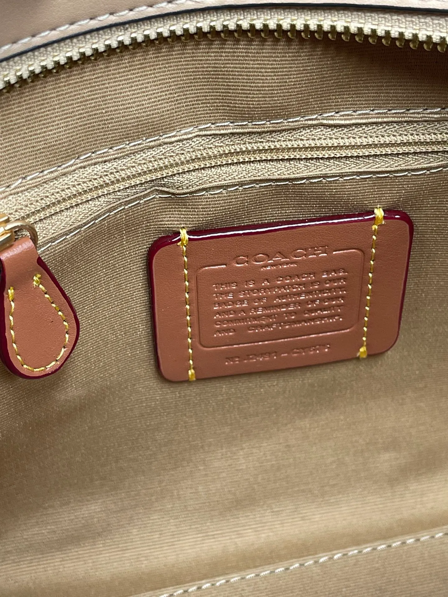 P440¥🔥coach Maggie tote Coach's new CY677 CY676 tote bag - all sizes are available with logo and presbyopia - also available in classic solid colors, perfect for autumn and winter matching. Small size: 24.5✖️12✖️9 The small size is more suitable for sisters who like to carry it hand-held.