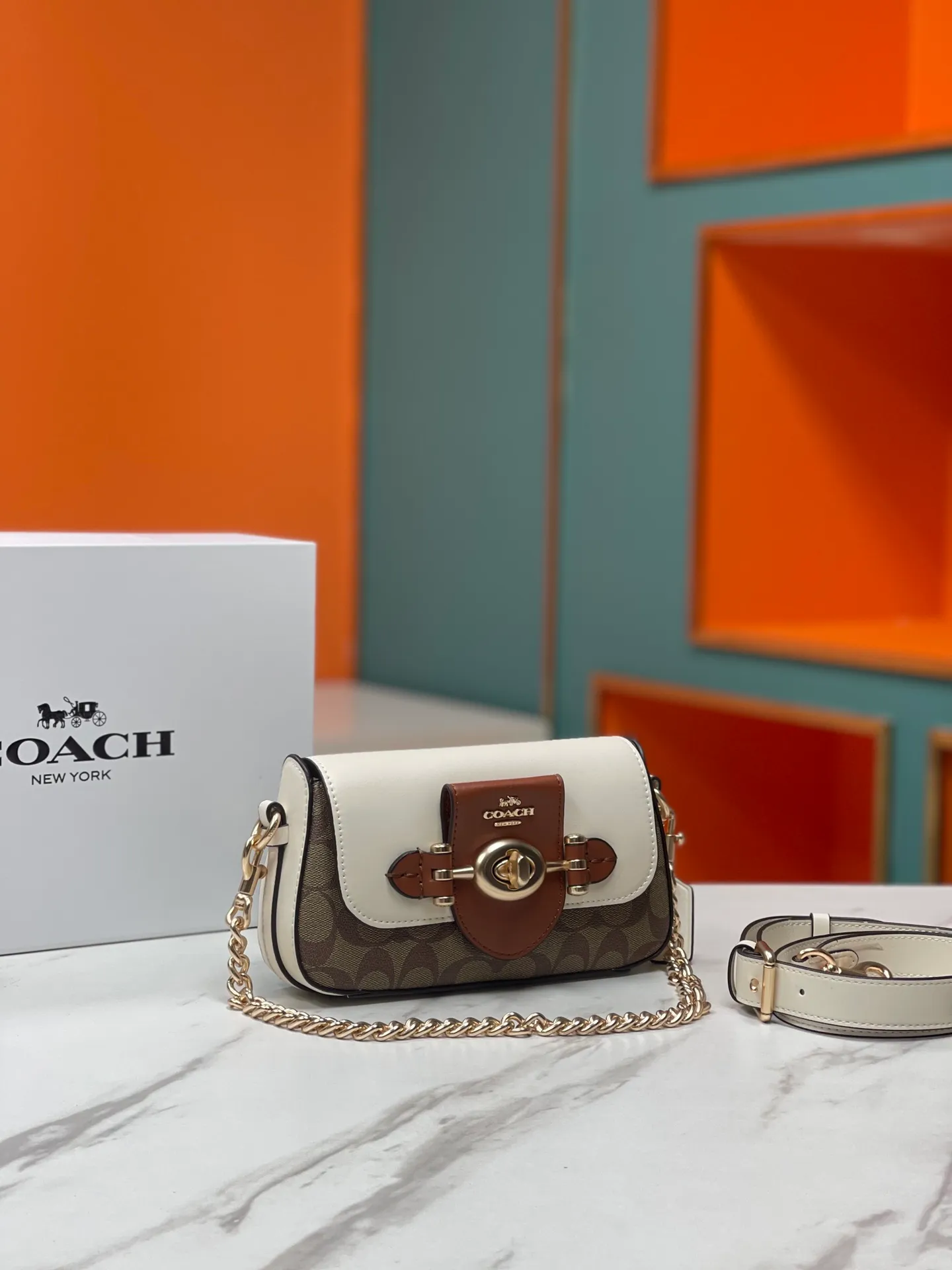 Top original order, batch 460💰Coach new product model CM064 brie underarm bag This shoulder bag meets elegance and coolness, with a baguette-inspired style that is light and exquisite in craftsmanship. Whether worn under the arm or across the body, it will look incredible ~ Exquisite buckle and turnlock design, fashionable and retro while also having practical attributes 22X13X5.5