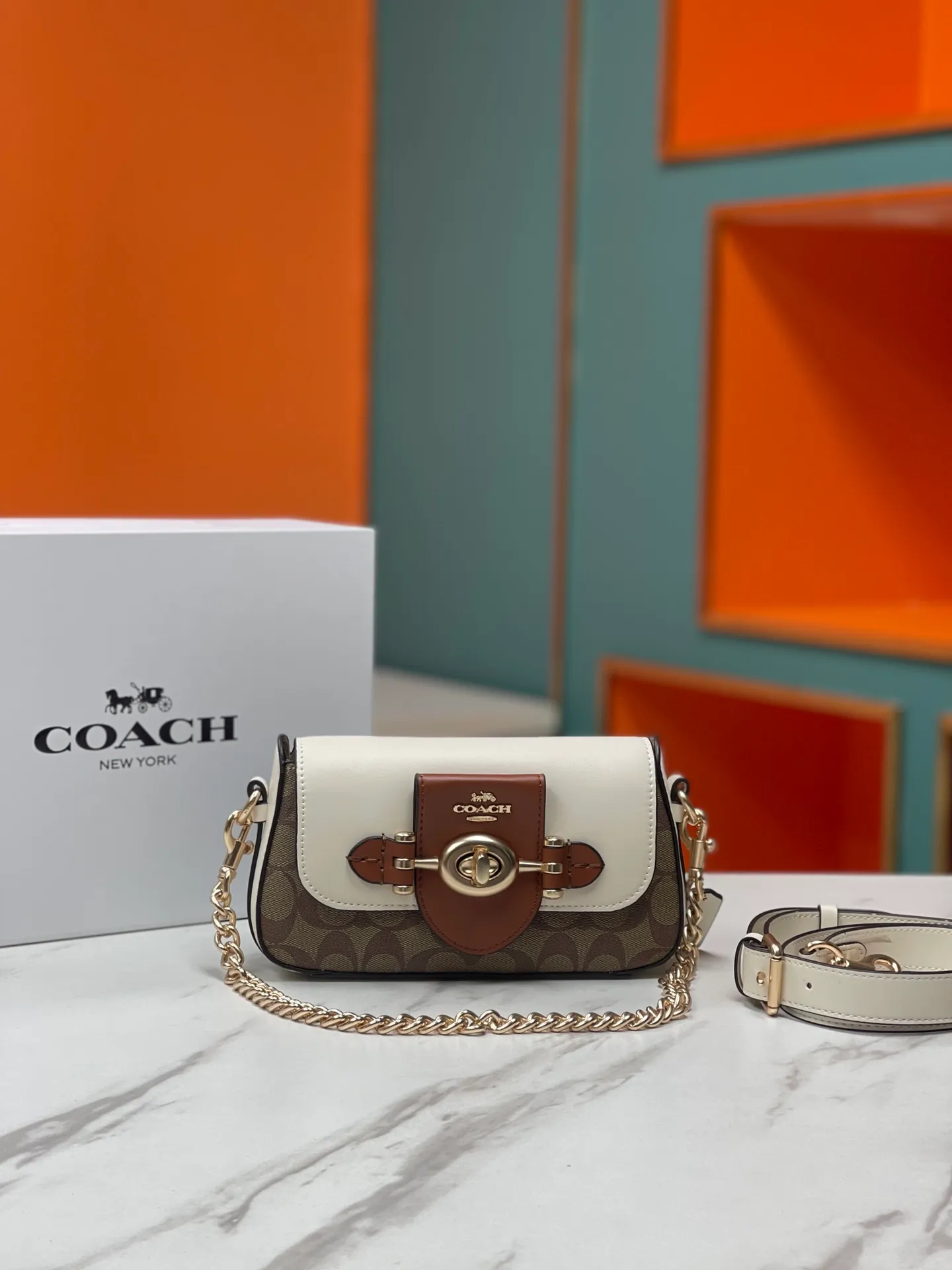 Top original order, batch 460💰Coach new product model CM064 brie underarm bag This shoulder bag meets elegance and coolness, with a baguette-inspired style that is light and exquisite in craftsmanship. Whether worn under the arm or across the body, it will look incredible ~ Exquisite buckle and turnlock design, fashionable and retro while also having practical attributes 22X13X5.5