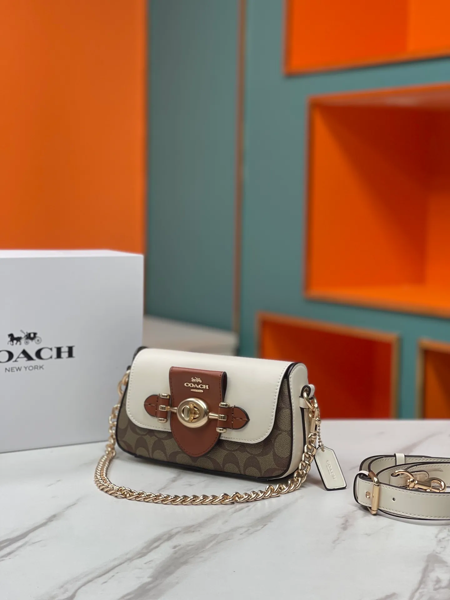 Top original order, batch 460💰Coach new product model CM064 brie underarm bag This shoulder bag meets elegance and coolness, with a baguette-inspired style that is light and exquisite in craftsmanship. Whether worn under the arm or across the body, it will look incredible ~ Exquisite buckle and turnlock design, fashionable and retro while also having practical attributes 22X13X5.5