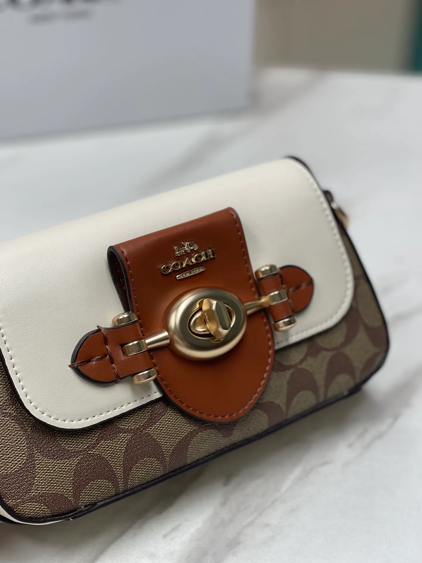 Top original order, batch 460💰Coach new product model CM064 brie underarm bag This shoulder bag meets elegance and coolness, with a baguette-inspired style that is light and exquisite in craftsmanship. Whether worn under the arm or across the body, it will look incredible ~ Exquisite buckle and turnlock design, fashionable and retro while also having practical attributes 22X13X5.5