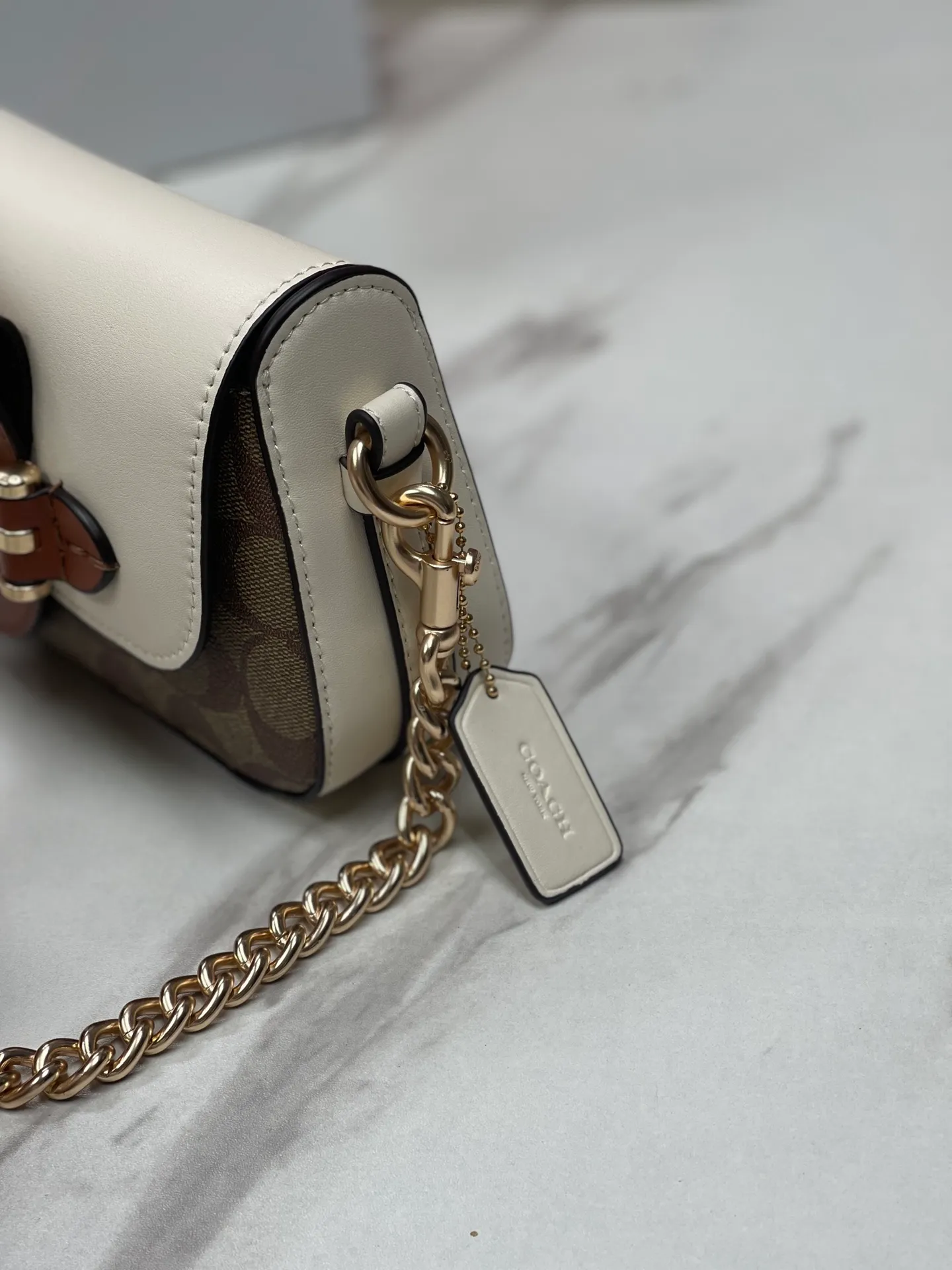 Top original order, batch 460💰Coach new product model CM064 brie underarm bag This shoulder bag meets elegance and coolness, with a baguette-inspired style that is light and exquisite in craftsmanship. Whether worn under the arm or across the body, it will look incredible ~ Exquisite buckle and turnlock design, fashionable and retro while also having practical attributes 22X13X5.5
