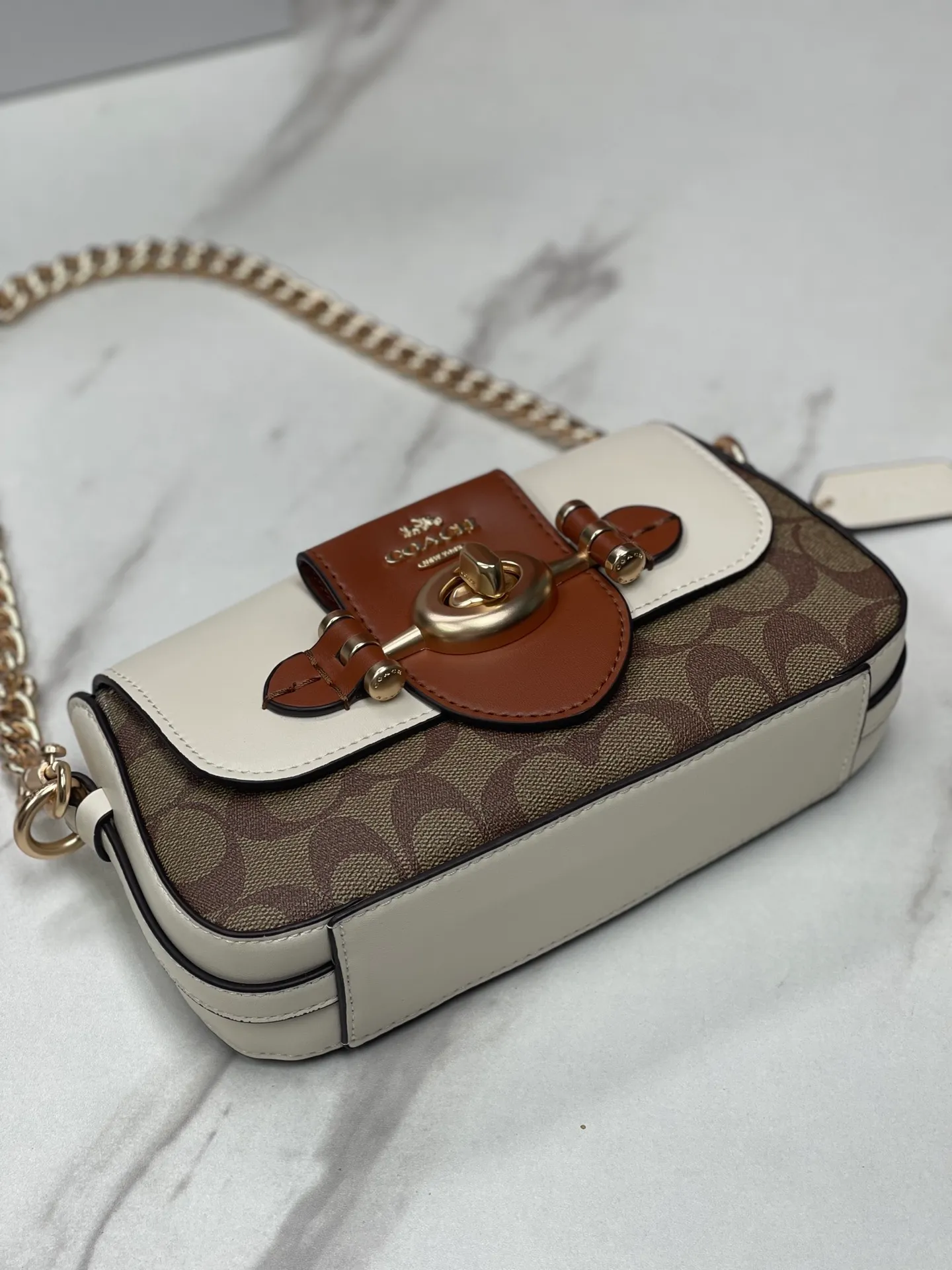 Top original order, batch 460💰Coach new product model CM064 brie underarm bag This shoulder bag meets elegance and coolness, with a baguette-inspired style that is light and exquisite in craftsmanship. Whether worn under the arm or across the body, it will look incredible ~ Exquisite buckle and turnlock design, fashionable and retro while also having practical attributes 22X13X5.5