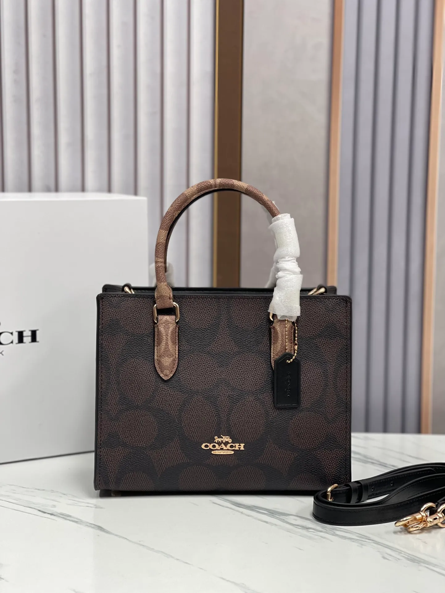 P440¥🔥coach Maggie tote Coach's new CY677 CY676 tote bag - all sizes are available with logo and presbyopia - also available in classic solid colors, perfect for autumn and winter matching. Small size: 24.5✖️12✖️9 The small size is more suitable for sisters who like to carry it hand-held.