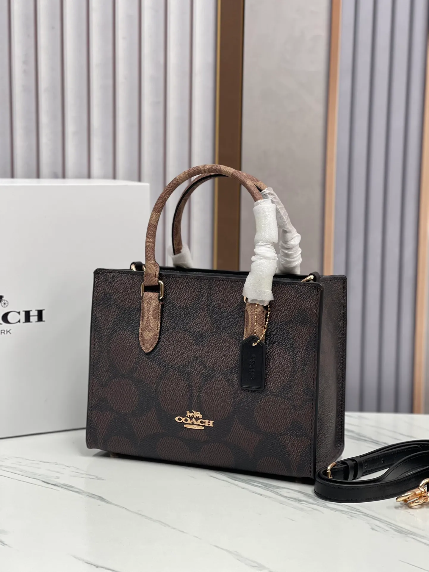 P440¥🔥coach Maggie tote Coach's new CY677 CY676 tote bag - all sizes are available with logo and presbyopia - also available in classic solid colors, perfect for autumn and winter matching. Small size: 24.5✖️12✖️9 The small size is more suitable for sisters who like to carry it hand-held.