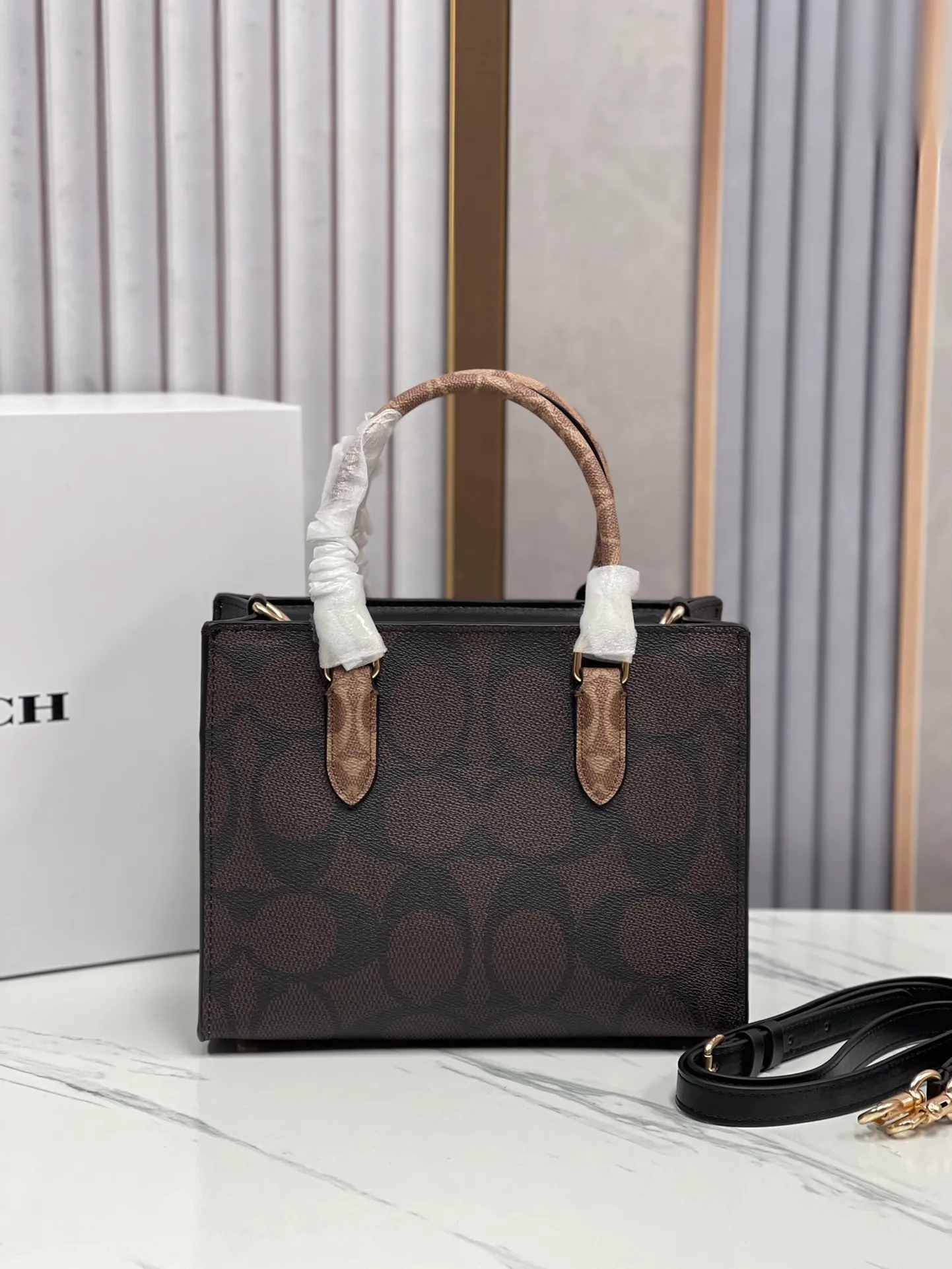 P440¥🔥coach Maggie tote Coach's new CY677 CY676 tote bag - all sizes are available with logo and presbyopia - also available in classic solid colors, perfect for autumn and winter matching. Small size: 24.5✖️12✖️9 The small size is more suitable for sisters who like to carry it hand-held.
