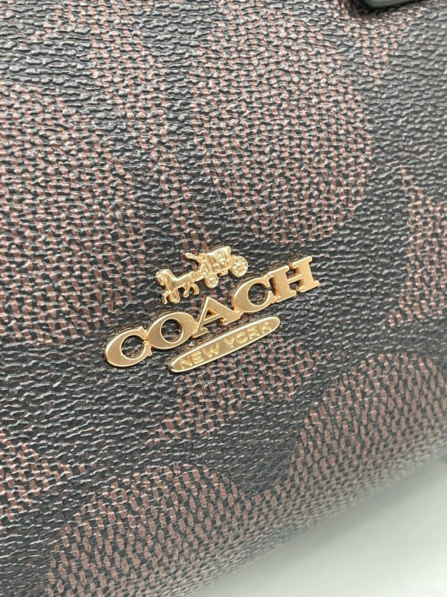 P440¥🔥coach Maggie tote Coach's new CY677 CY676 tote bag - all sizes are available with logo and presbyopia - also available in classic solid colors, perfect for autumn and winter matching. Small size: 24.5✖️12✖️9 The small size is more suitable for sisters who like to carry it hand-held.