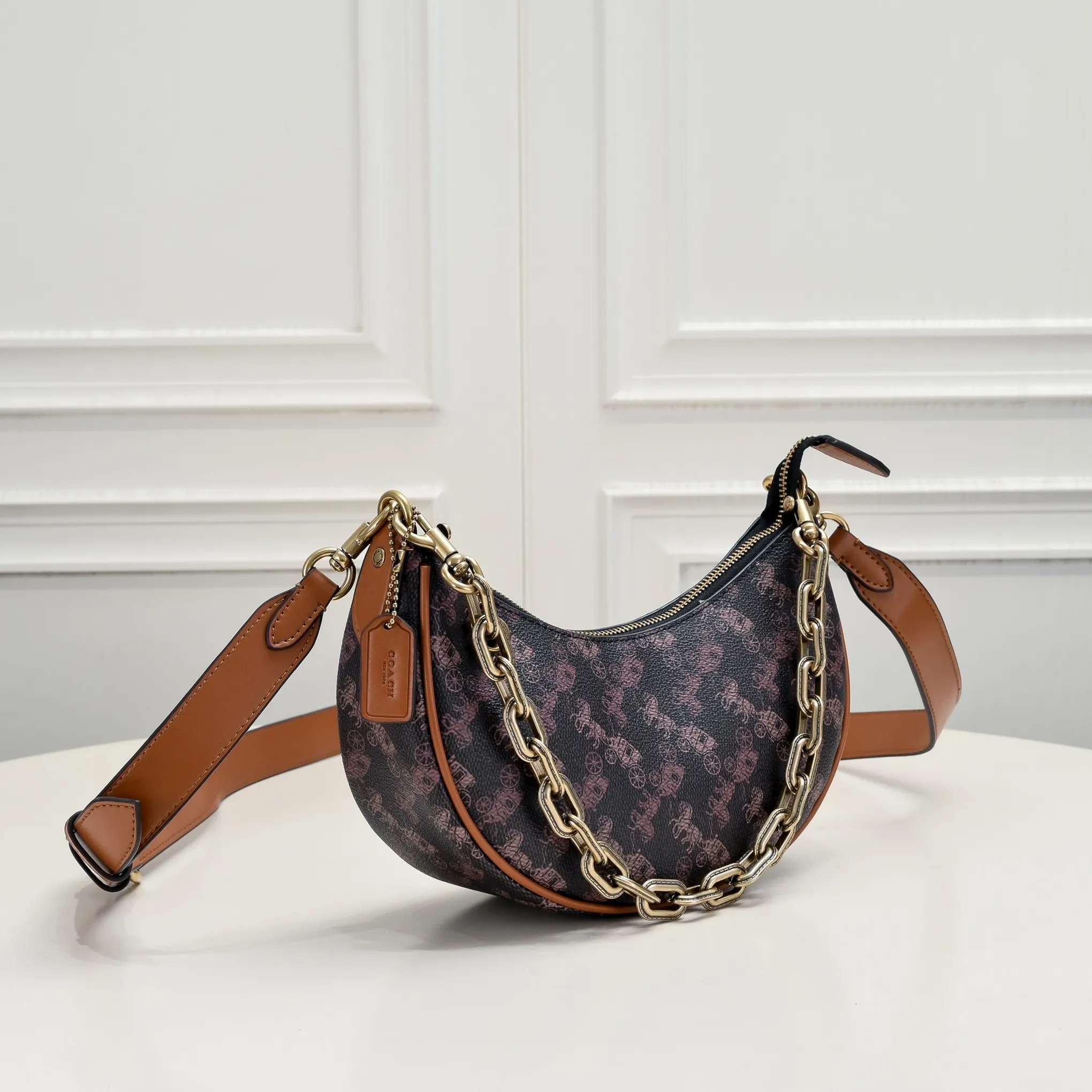 CM584 Kou's new mira crescent bag has a proper temperament on the upper body. It uses a retro brushed brass chain ~ full of texture. The two shoulder straps can be worn cross-body under the arm. You can switch between the two styles at will. Size:23.5*16*6.5cm
