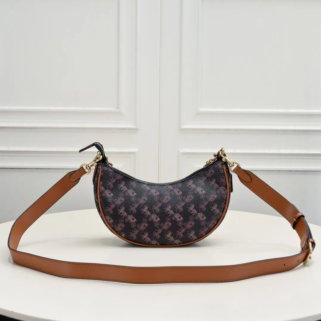 CM584 Kou's new mira crescent bag has a proper temperament on the upper body. It uses a retro brushed brass chain ~ full of texture. The two shoulder straps can be worn cross-body under the arm. You can switch between the two styles at will. Size:23.5*16*6.5cm