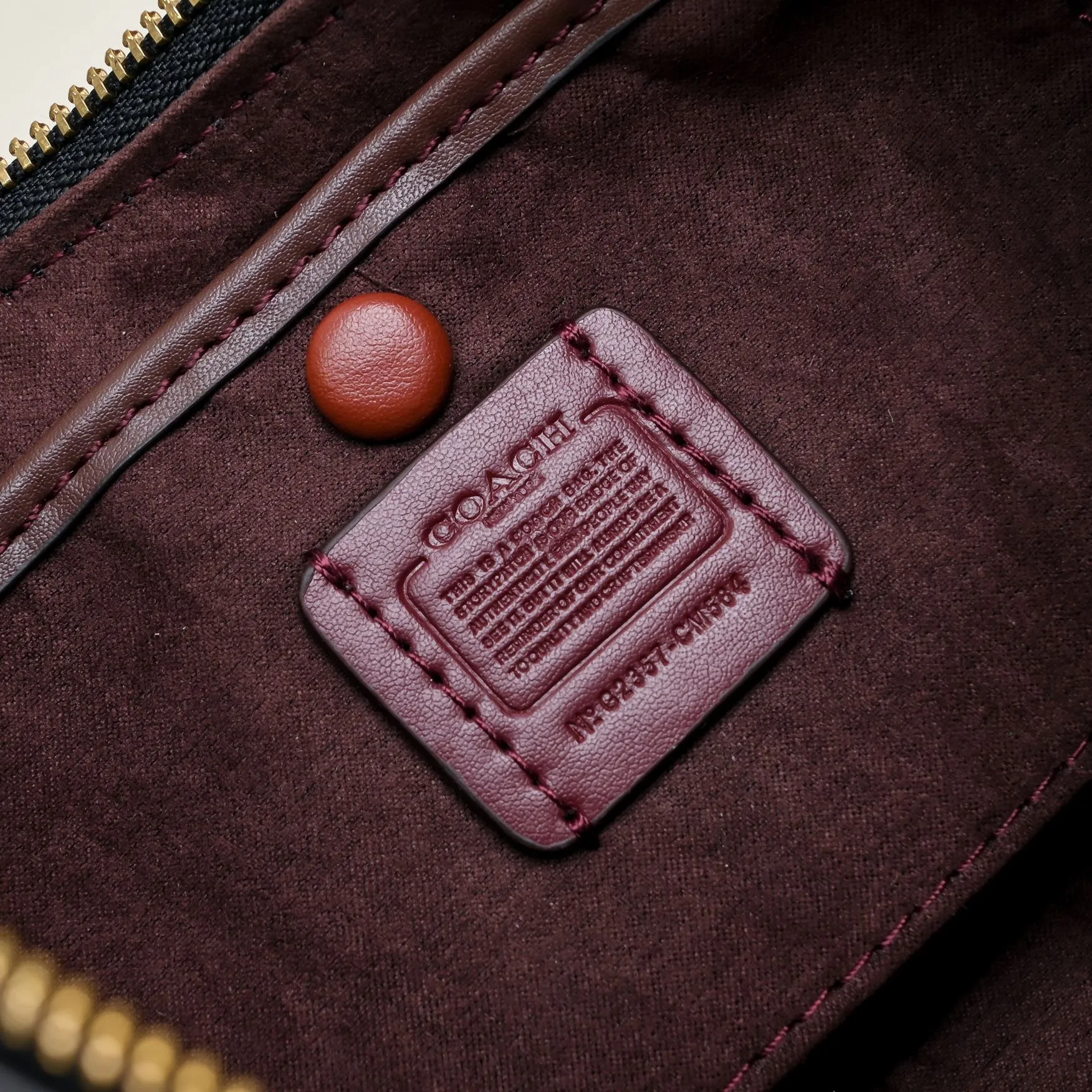 CM584 Kou's new mira crescent bag has a proper temperament on the upper body. It uses a retro brushed brass chain ~ full of texture. The two shoulder straps can be worn cross-body under the arm. You can switch between the two styles at will. Size:23.5*16*6.5cm