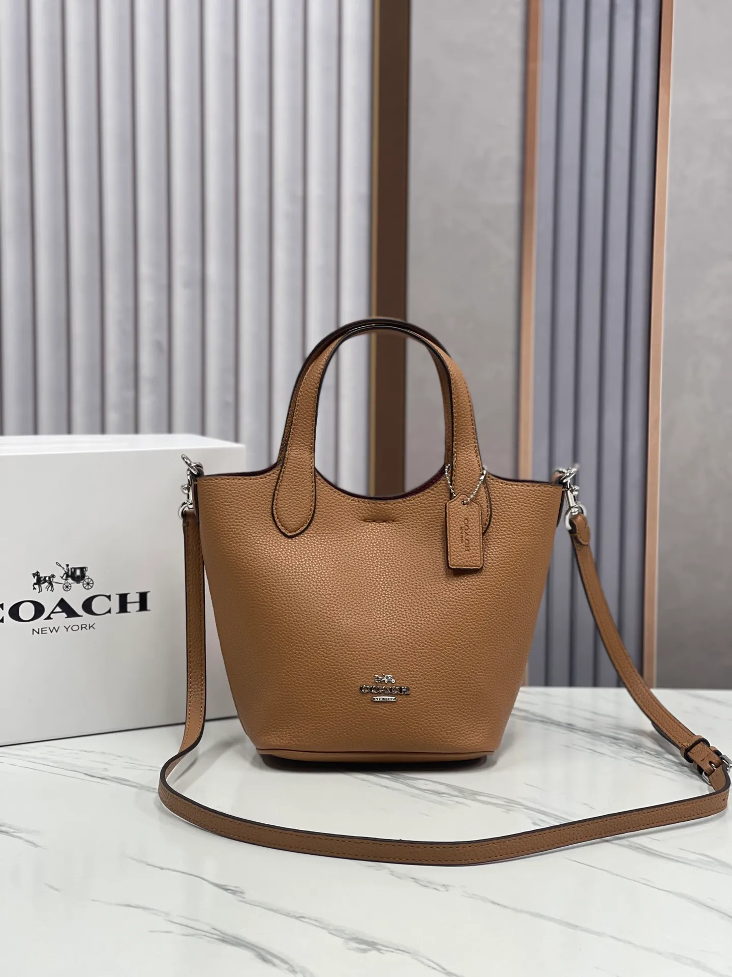Batch 380💰COACH new models: CR168 full leather, CR256 presbyopia, HANNA bucket bag, hand-held crossbody bag, vegetable basket, small body, large capacity, good-looking and practical 19.5*17.5*13cm