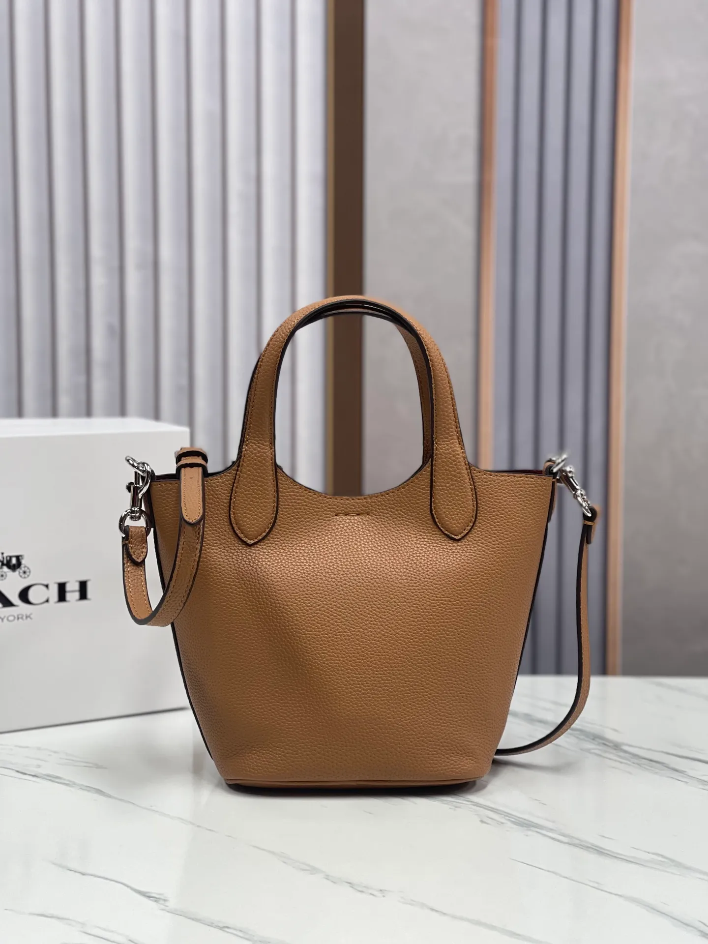 Batch 380💰COACH new models: CR168 full leather, CR256 presbyopia, HANNA bucket bag, hand-held crossbody bag, vegetable basket, small body, large capacity, good-looking and practical 19.5*17.5*13cm