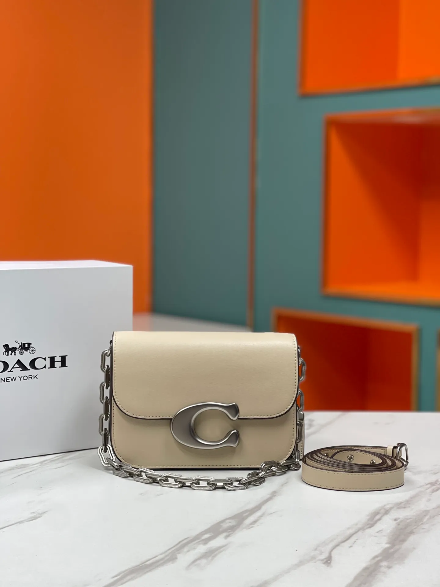 Batch 500💃Coach’s latest crossbody bag💐 model CM587. The shoulder strap design has a full score of 100. The leather detachable shoulder strap is also equipped with a retro old chain + leather shoulder strap. The big brand logo C is particularly obvious. The accordion-style compartment is lined with three large compartments of Napa sheepskin and a zipper compartment. The texture is very good! #coach新的 #chain包 Size 21CM