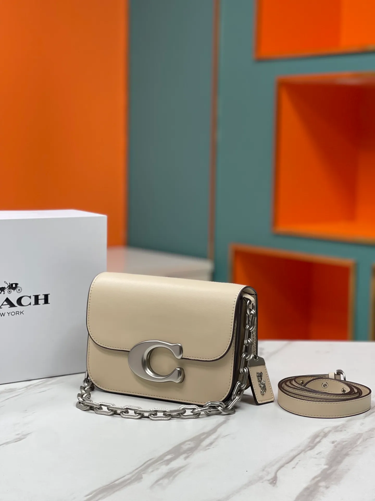 Batch 500💃Coach’s latest crossbody bag💐 model CM587. The shoulder strap design has a full score of 100. The leather detachable shoulder strap is also equipped with a retro old chain + leather shoulder strap. The big brand logo C is particularly obvious. The accordion-style compartment is lined with three large compartments of Napa sheepskin and a zipper compartment. The texture is very good! #coach新的 #chain包 Size 21CM