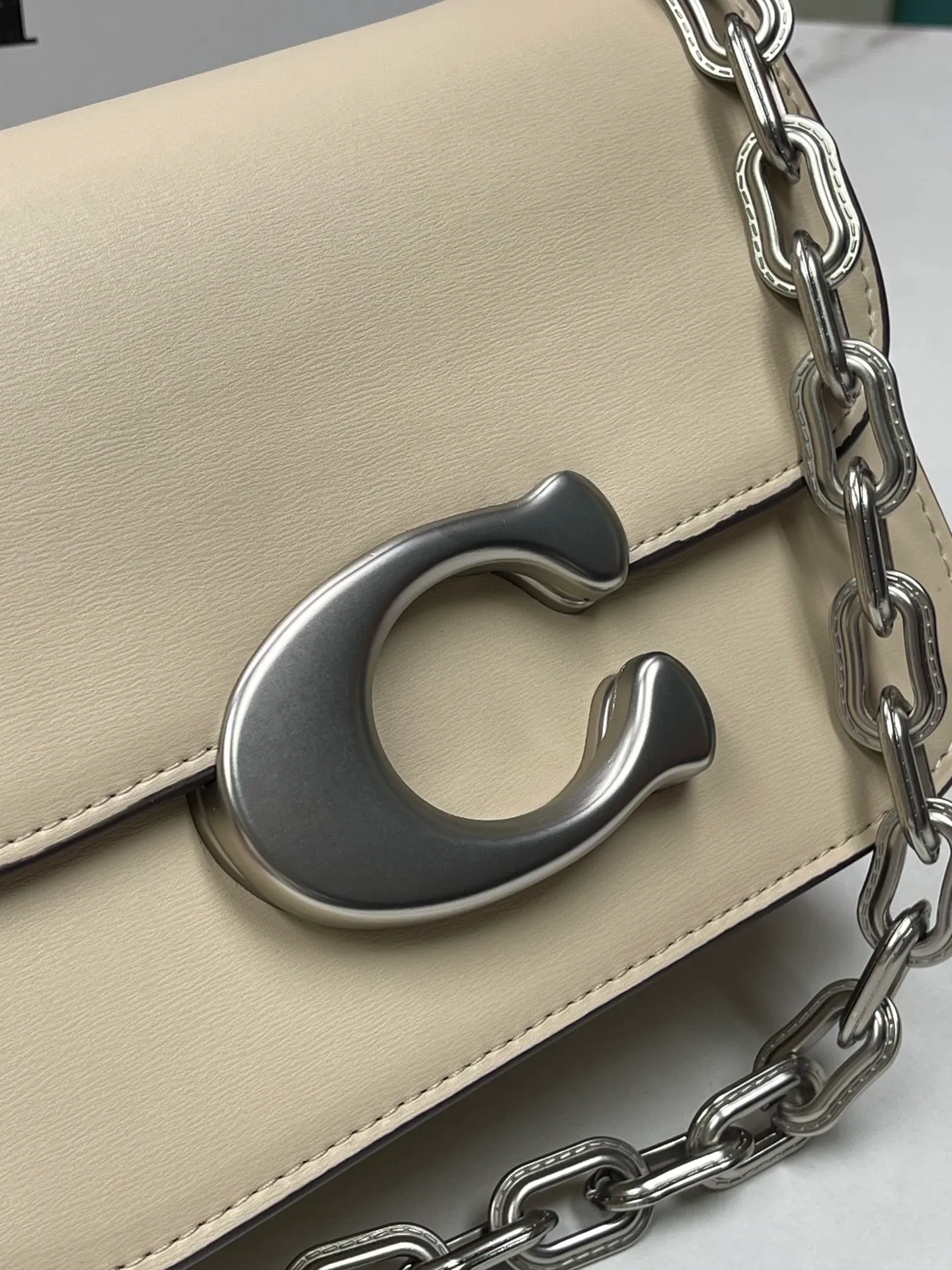 Batch 500💃Coach’s latest crossbody bag💐 model CM587. The shoulder strap design has a full score of 100. The leather detachable shoulder strap is also equipped with a retro old chain + leather shoulder strap. The big brand logo C is particularly obvious. The accordion-style compartment is lined with three large compartments of Napa sheepskin and a zipper compartment. The texture is very good! #coach新的 #chain包 Size 21CM