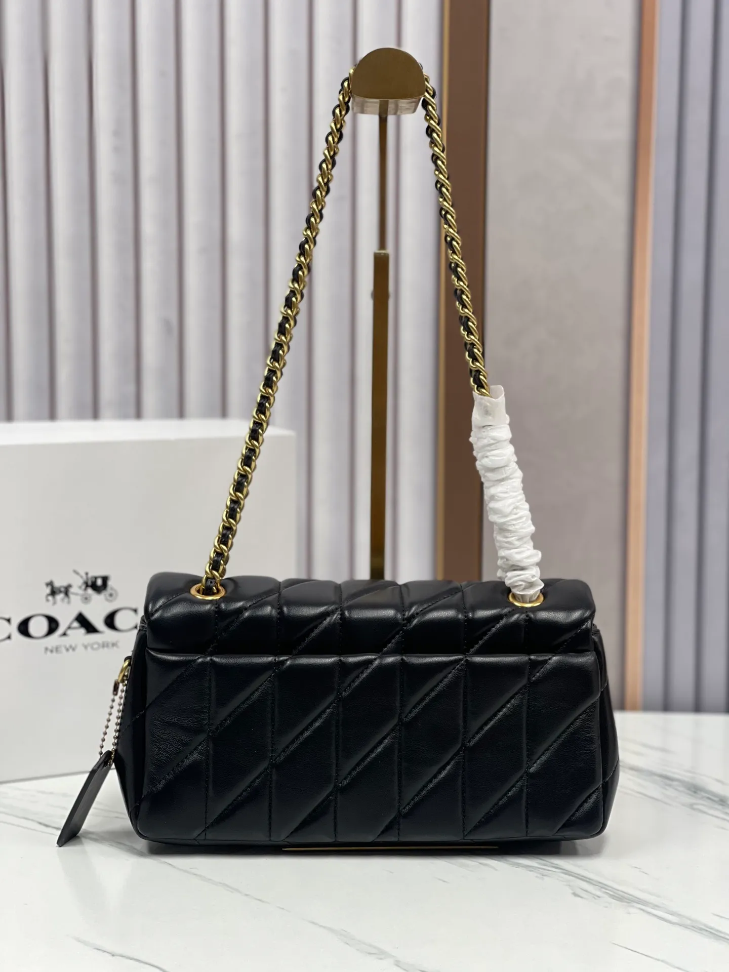 Top original order batch 480¥Coach/Coach new model synchronized new product model CP400 Quilting Tabby chain tabby with quilting technology, cool dark buckle, low-key and high-end gold buckle. Choose the size and color you like. Size 26/15.