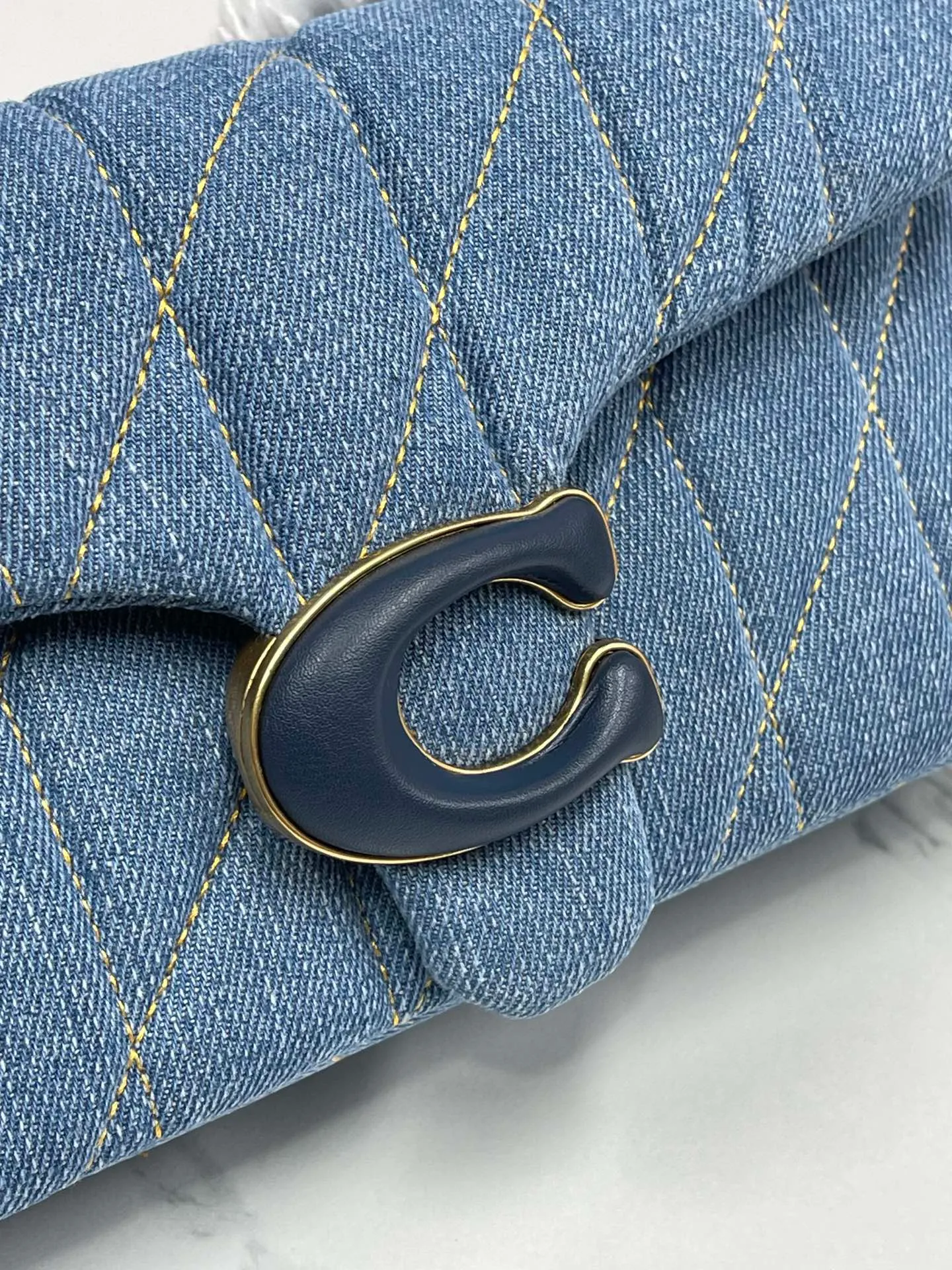 Top original order batch 480¥Coach/Coach new model synchronized new product model CR704 Quilting Tabby quilting chain tabby chambray with cool buckle, low-key and high-end buckle. Choose a size and color you like. Size 26/15.