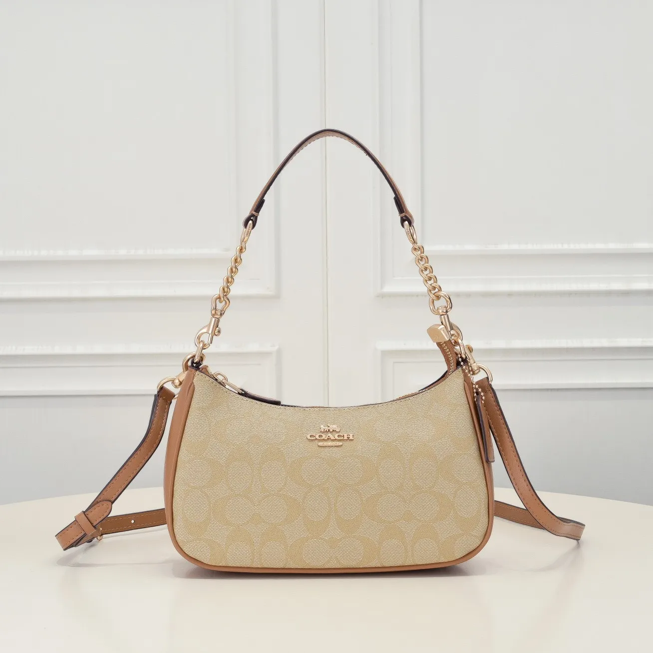 P260 [Top original order] Coach's new Teri underarm bag CA548 is larger than the mahjong bag, and the capacity zipper arc is more beautiful. It is equipped with two shoulder straps. The bag body is simple and elegant, and the stiff structure shows a capable and neat temperament. Dimensions: 24.5cm long x 13cm high x 6cm wide