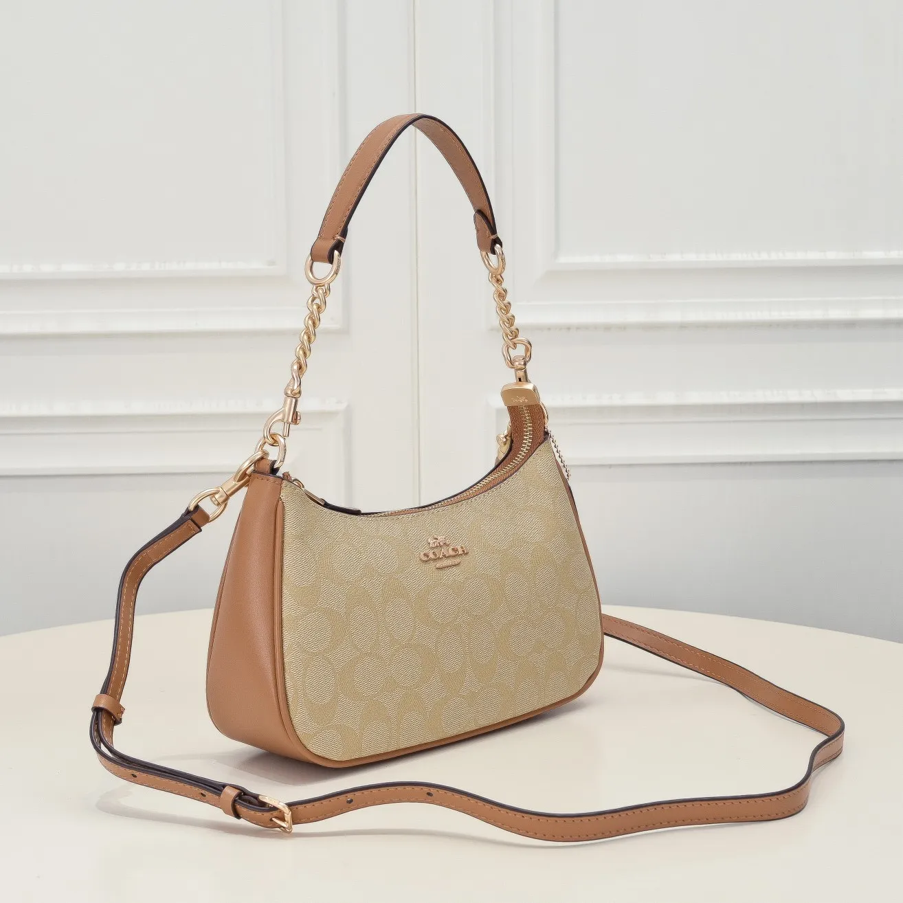 P260 [Top original order] Coach's new Teri underarm bag CA548 is larger than the mahjong bag, and the capacity zipper arc is more beautiful. It is equipped with two shoulder straps. The bag body is simple and elegant, and the stiff structure shows a capable and neat temperament. Dimensions: 24.5cm long x 13cm high x 6cm wide