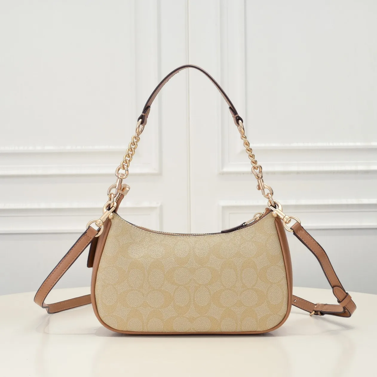 P260 [Top original order] Coach's new Teri underarm bag CA548 is larger than the mahjong bag, and the capacity zipper arc is more beautiful. It is equipped with two shoulder straps. The bag body is simple and elegant, and the stiff structure shows a capable and neat temperament. Dimensions: 24.5cm long x 13cm high x 6cm wide
