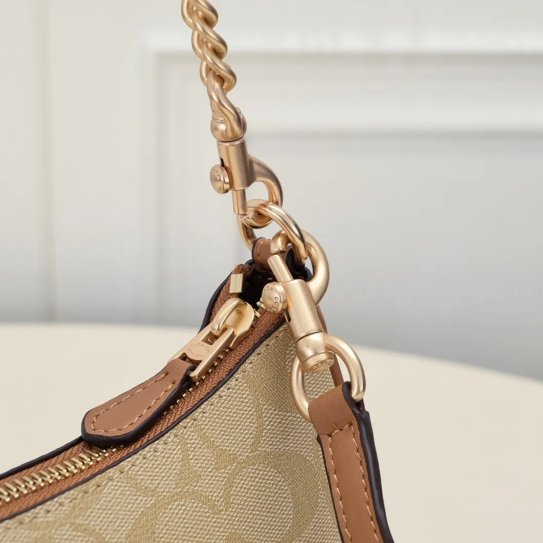 P260 [Top original order] Coach's new Teri underarm bag CA548 is larger than the mahjong bag, and the capacity zipper arc is more beautiful. It is equipped with two shoulder straps. The bag body is simple and elegant, and the stiff structure shows a capable and neat temperament. Dimensions: 24.5cm long x 13cm high x 6cm wide