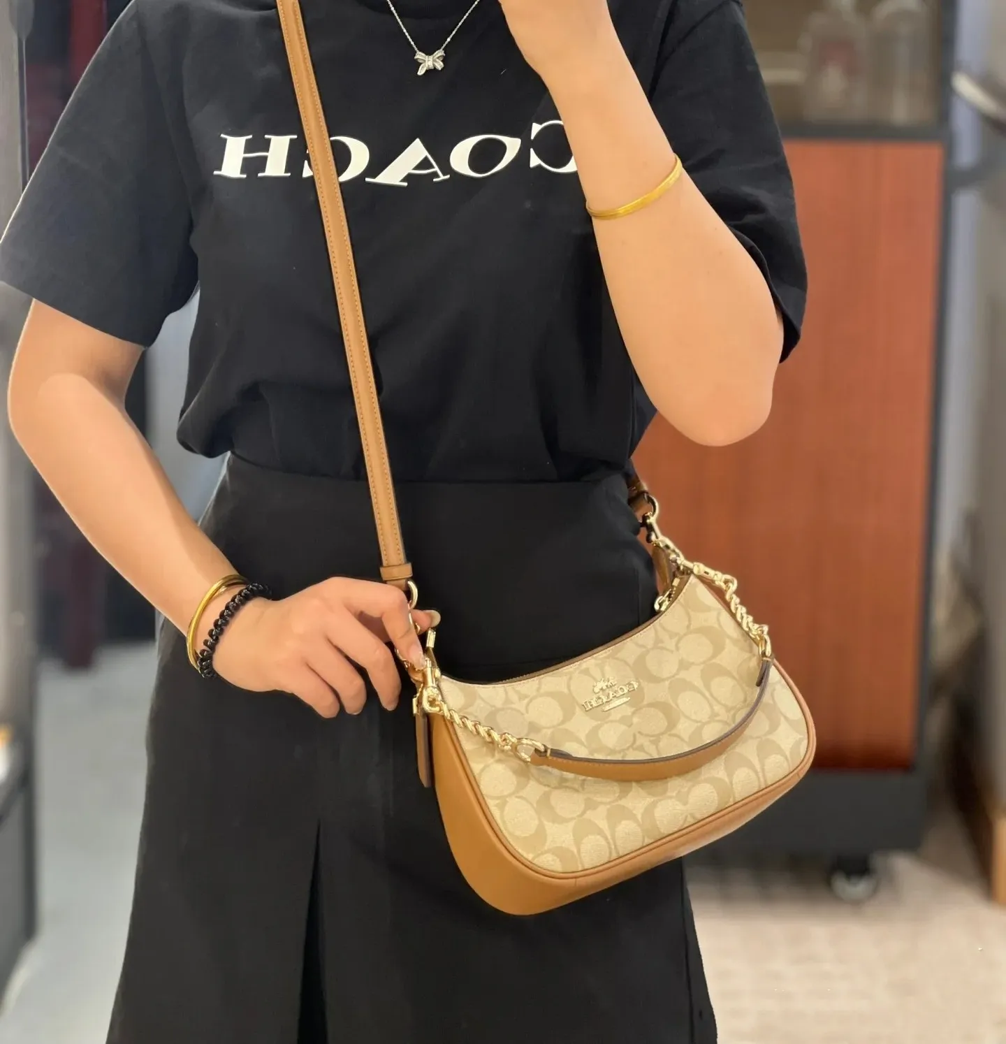 P260 [Top original order] Coach's new Teri underarm bag CA548 is larger than the mahjong bag, and the capacity zipper arc is more beautiful. It is equipped with two shoulder straps. The bag body is simple and elegant, and the stiff structure shows a capable and neat temperament. Dimensions: 24.5cm long x 13cm high x 6cm wide