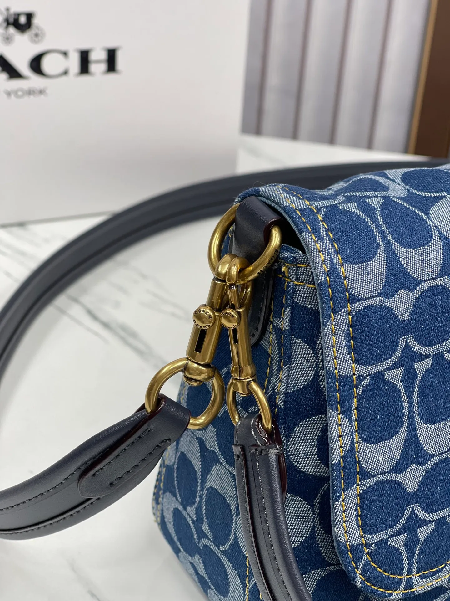 Top original order batch 480💰coach/Coach new model number CA105 new color at the counter. 2 shoulder straps. I love Soft Tabby so much ~ Retro style has always been the current popular style. This model perfectly interprets the French retro romance. The 3 shoulder straps can be freely detached. The short shoulder strap can be used as an armpit bag or a handbag. It is very suitable for any style. It is soft and light, and the built-in capacity is super sufficient! Jue Juezi, full of gratitude! Versatile classic size: 26*15*8.5 cm,