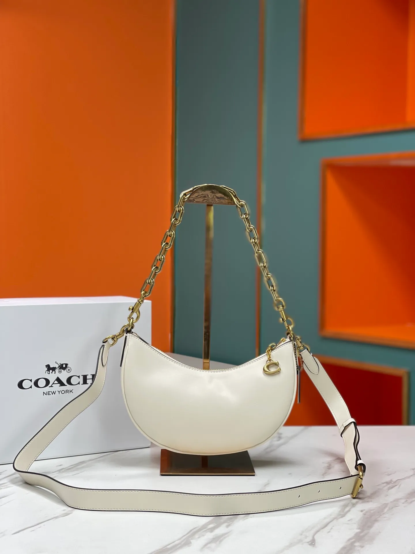 Top original order, batch 460💰Coach new crescent bag Mira model CM583 crescent bag is super popular this year! This bag type needs no further introduction. The shape of Coach's bag is close to a semicircle, the leather is soft, and it is the most comfortable on both sides. You can choose a brass chain with stitching technology, or you can choose a wide shoulder strap, which is labor-saving and stylish. Size 23.5X16X6.5