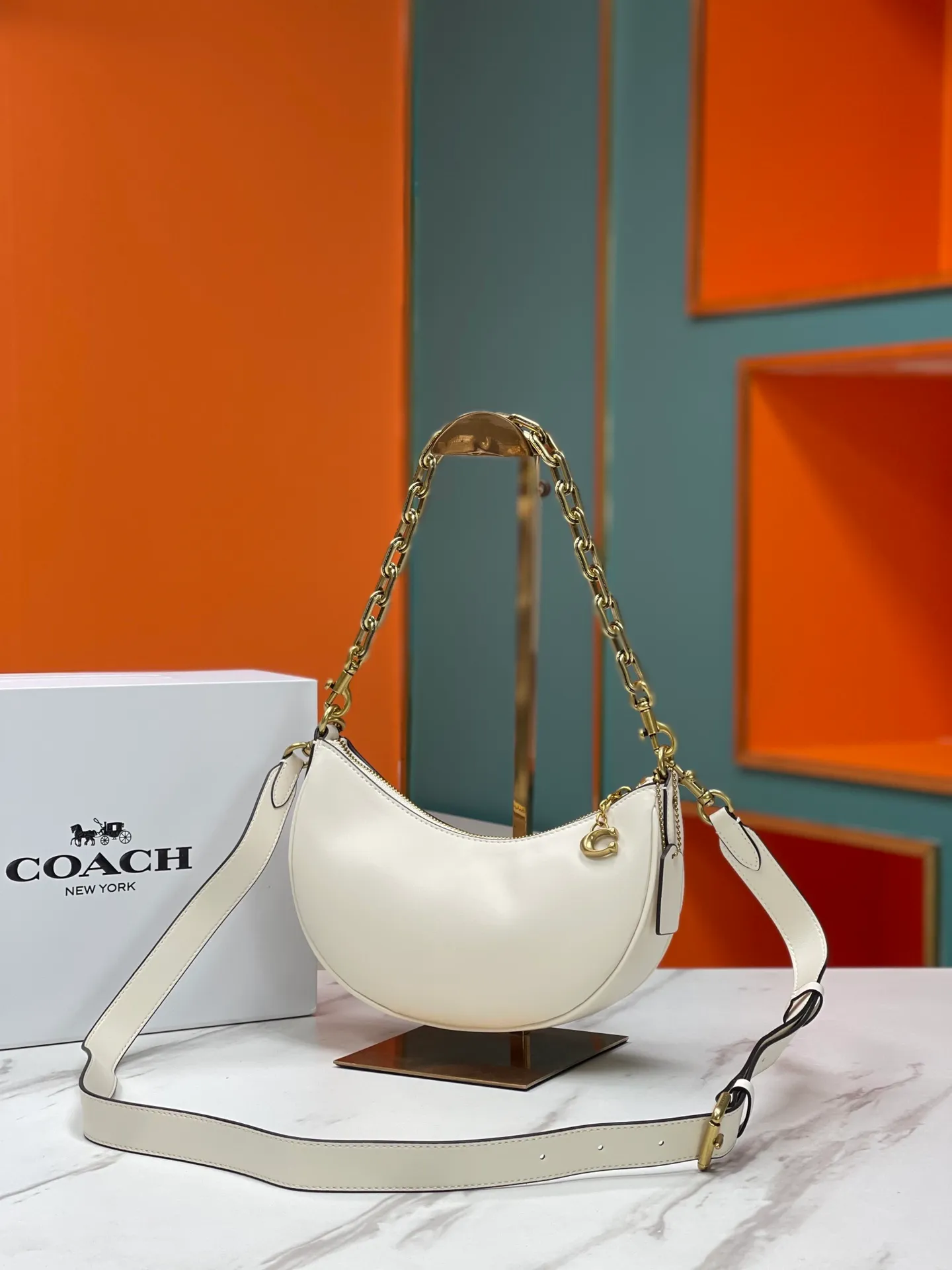 Top original order, batch 460💰Coach new crescent bag Mira model CM583 crescent bag is super popular this year! This bag type needs no further introduction. The shape of Coach's bag is close to a semicircle, the leather is soft, and it is the most comfortable on both sides. You can choose a brass chain with stitching technology, or you can choose a wide shoulder strap, which is labor-saving and stylish. Size 23.5X16X6.5