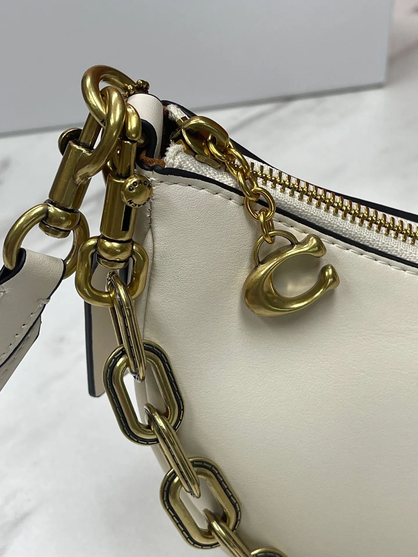 Top original order, batch 460💰Coach new crescent bag Mira model CM583 crescent bag is super popular this year! This bag type needs no further introduction. The shape of Coach's bag is close to a semicircle, the leather is soft, and it is the most comfortable on both sides. You can choose a brass chain with stitching technology, or you can choose a wide shoulder strap, which is labor-saving and stylish. Size 23.5X16X6.5