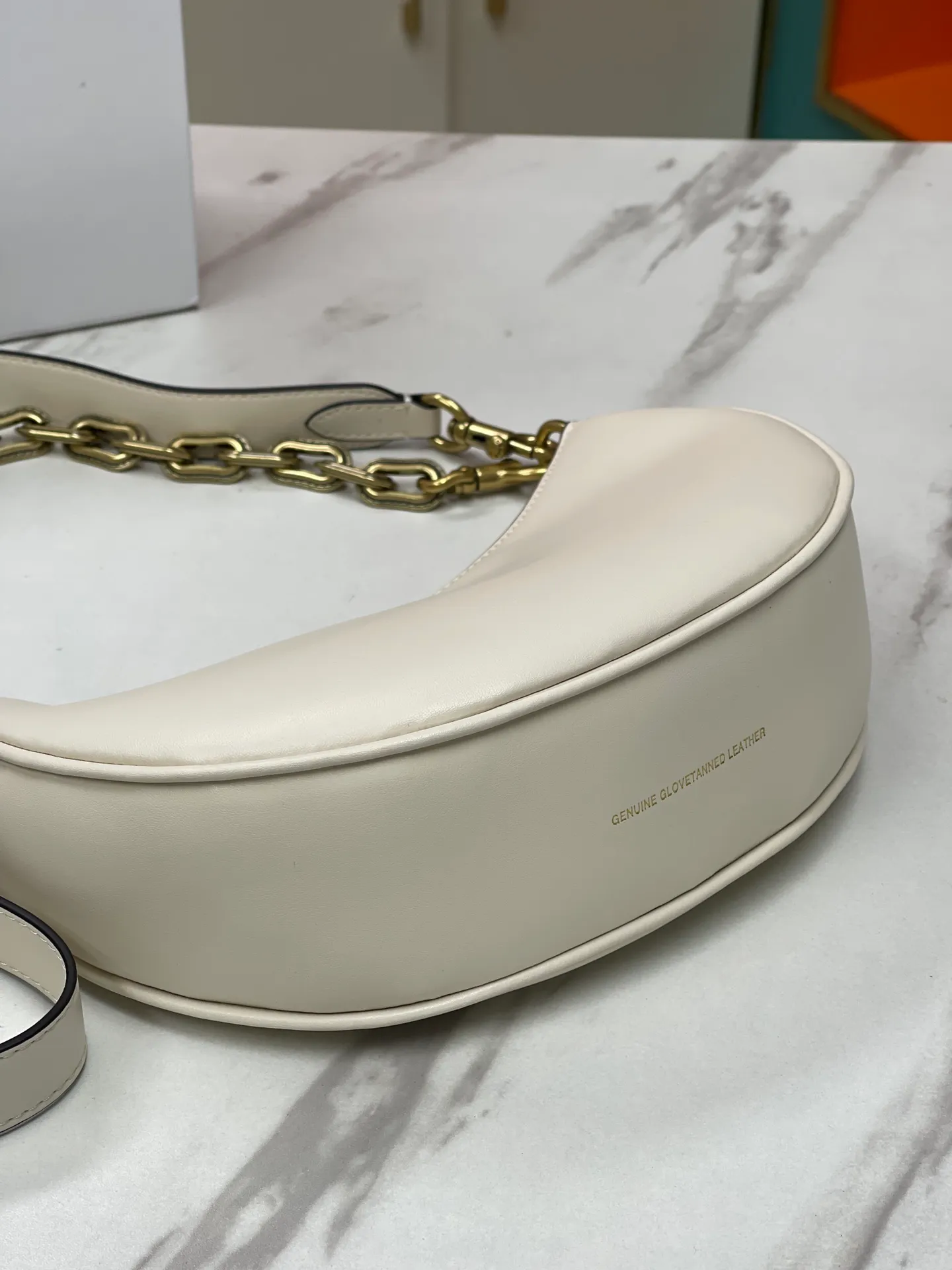 Top original order, batch 460💰Coach new crescent bag Mira model CM583 crescent bag is super popular this year! This bag type needs no further introduction. The shape of Coach's bag is close to a semicircle, the leather is soft, and it is the most comfortable on both sides. You can choose a brass chain with stitching technology, or you can choose a wide shoulder strap, which is labor-saving and stylish. Size 23.5X16X6.5