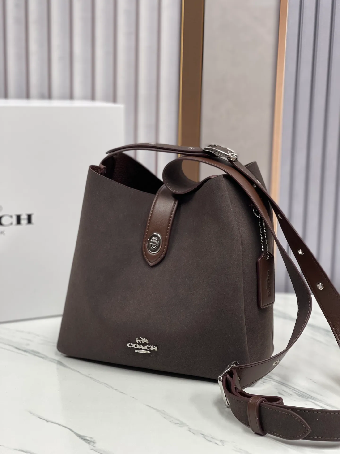 Top original order, batch 400💰Coach’s October new product Hadley is simply amazing. Classic C print, fashionable and versatile. Whether it is carried on the shoulder or cross-body, you can easily control various styles. How can you miss such a good product? Hadley shoulder bag with deerskin model number: CW002 CW003 CW004 size: 25-22-8cm