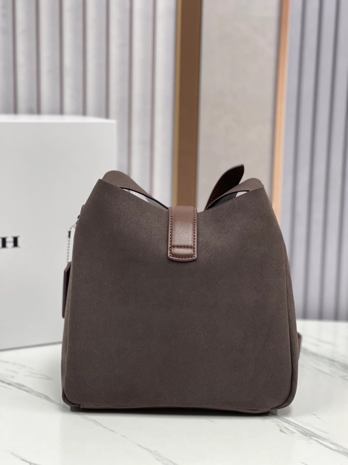 Top original order, batch 400💰Coach’s October new product Hadley is simply amazing. Classic C print, fashionable and versatile. Whether it is carried on the shoulder or cross-body, you can easily control various styles. How can you miss such a good product? Hadley shoulder bag with deerskin model number: CW002 CW003 CW004 size: 25-22-8cm