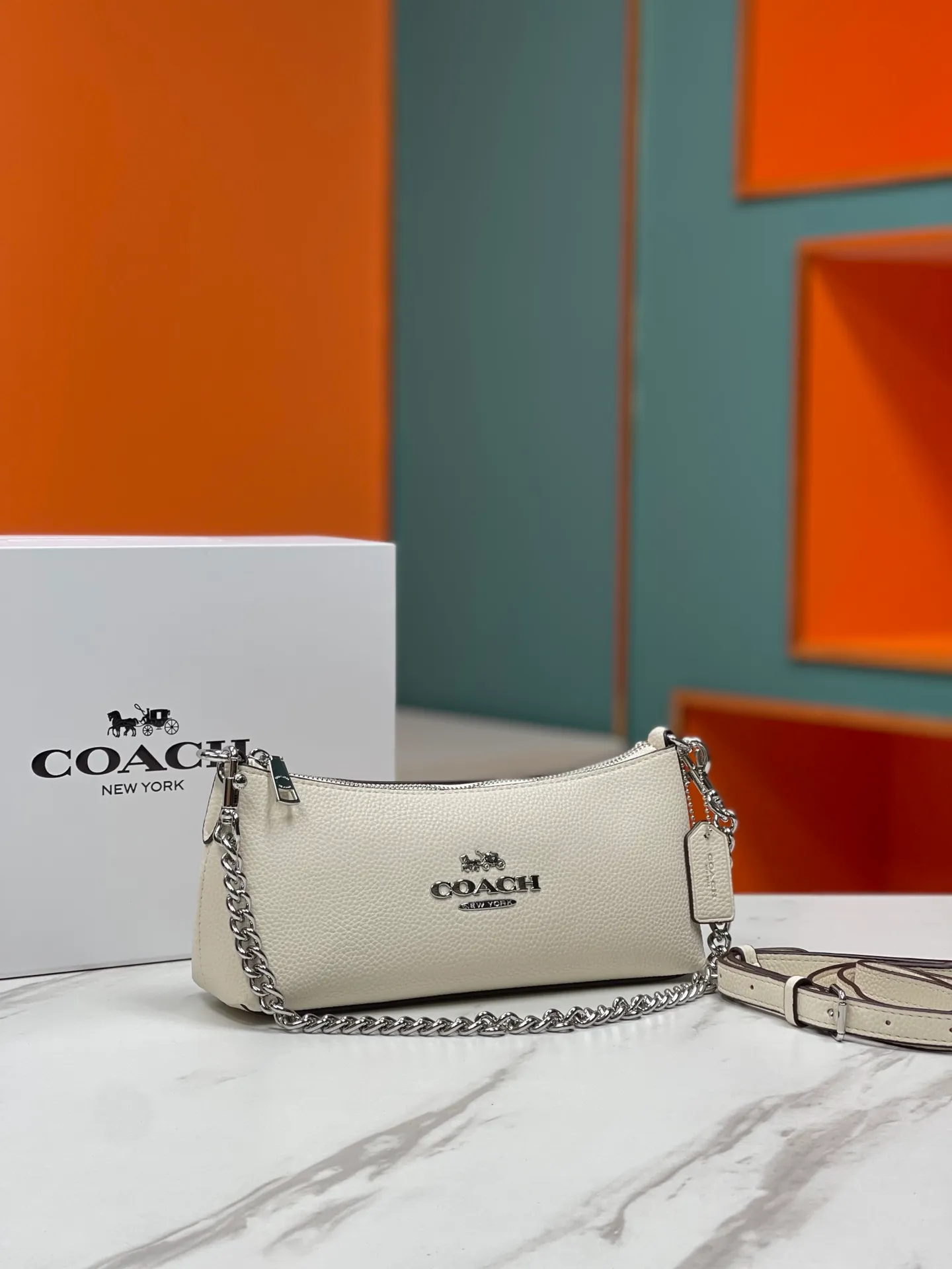 Top original order, batch 380💰COACH/Coach’s new Charlotte series CL405 CL406 CL407 CL656 New product, incomparably beautiful armpit baguette bag! Short chain shoulder strap! Long leather shoulder strap! Suitable for different occasions, different styles and different combinations! The shape of the paper boat is simple and matched with a metal chain. Super beautiful. Size 26/12/7