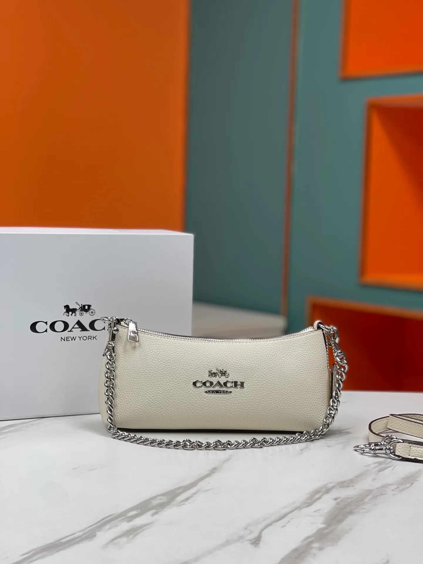 Top original order, batch 380💰COACH/Coach’s new Charlotte series CL405 CL406 CL407 CL656 New product, incomparably beautiful armpit baguette bag! Short chain shoulder strap! Long leather shoulder strap! Suitable for different occasions, different styles and different combinations! The shape of the paper boat is simple and matched with a metal chain. Super beautiful. Size 26/12/7