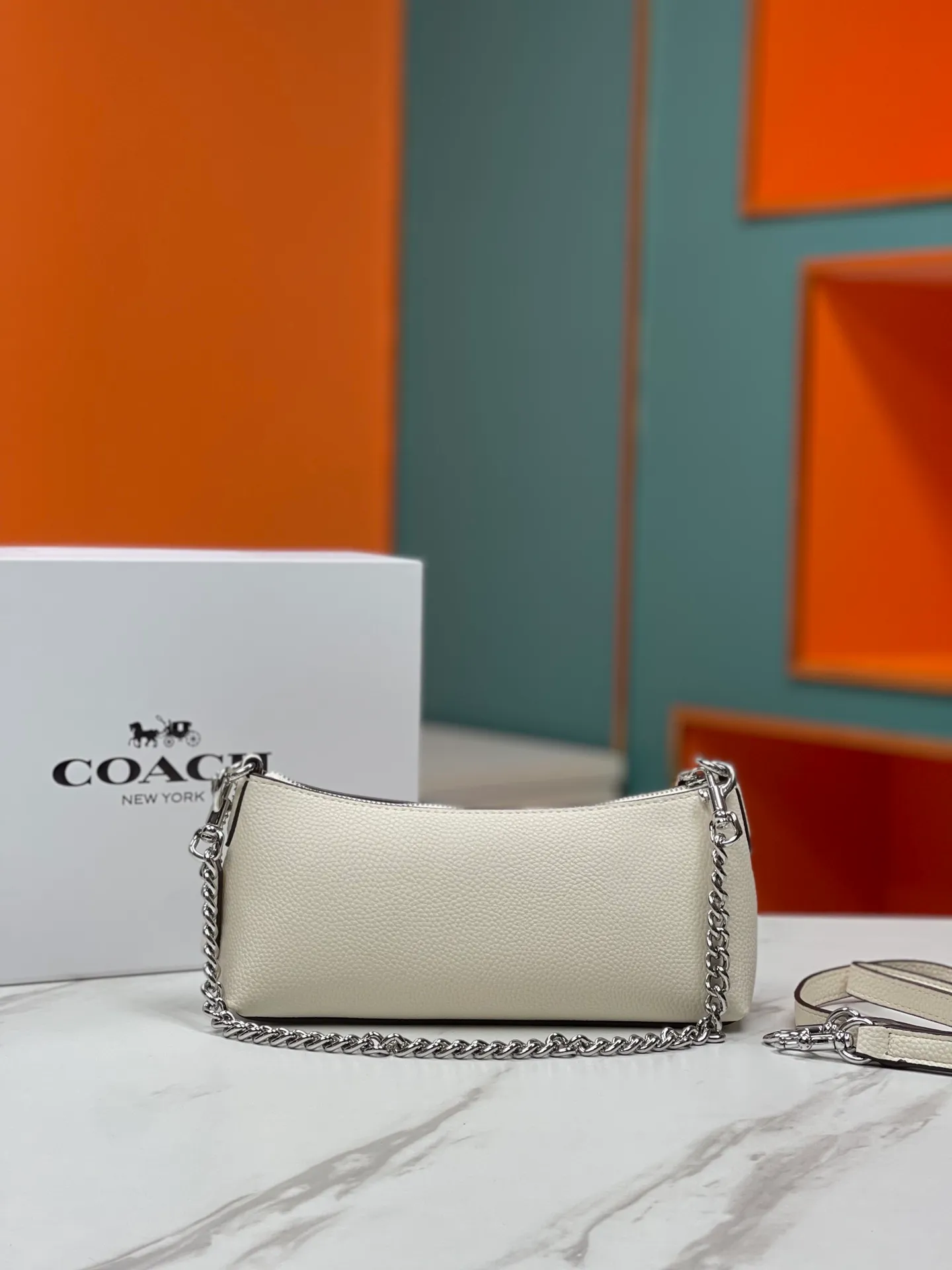 Top original order, batch 380💰COACH/Coach’s new Charlotte series CL405 CL406 CL407 CL656 New product, incomparably beautiful armpit baguette bag! Short chain shoulder strap! Long leather shoulder strap! Suitable for different occasions, different styles and different combinations! The shape of the paper boat is simple and matched with a metal chain. Super beautiful. Size 26/12/7
