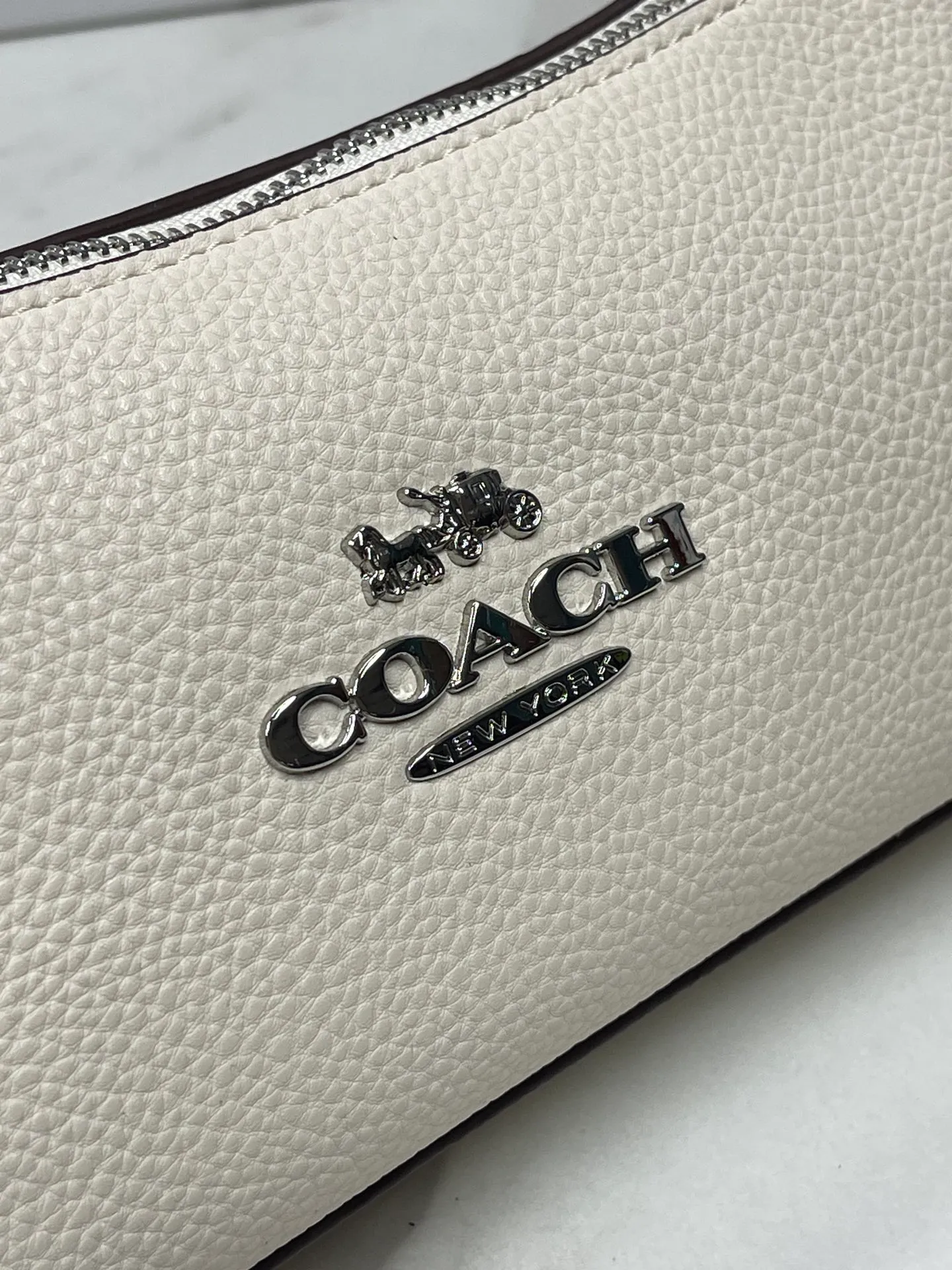 Top original order, batch 380💰COACH/Coach’s new Charlotte series CL405 CL406 CL407 CL656 New product, incomparably beautiful armpit baguette bag! Short chain shoulder strap! Long leather shoulder strap! Suitable for different occasions, different styles and different combinations! The shape of the paper boat is simple and matched with a metal chain. Super beautiful. Size 26/12/7