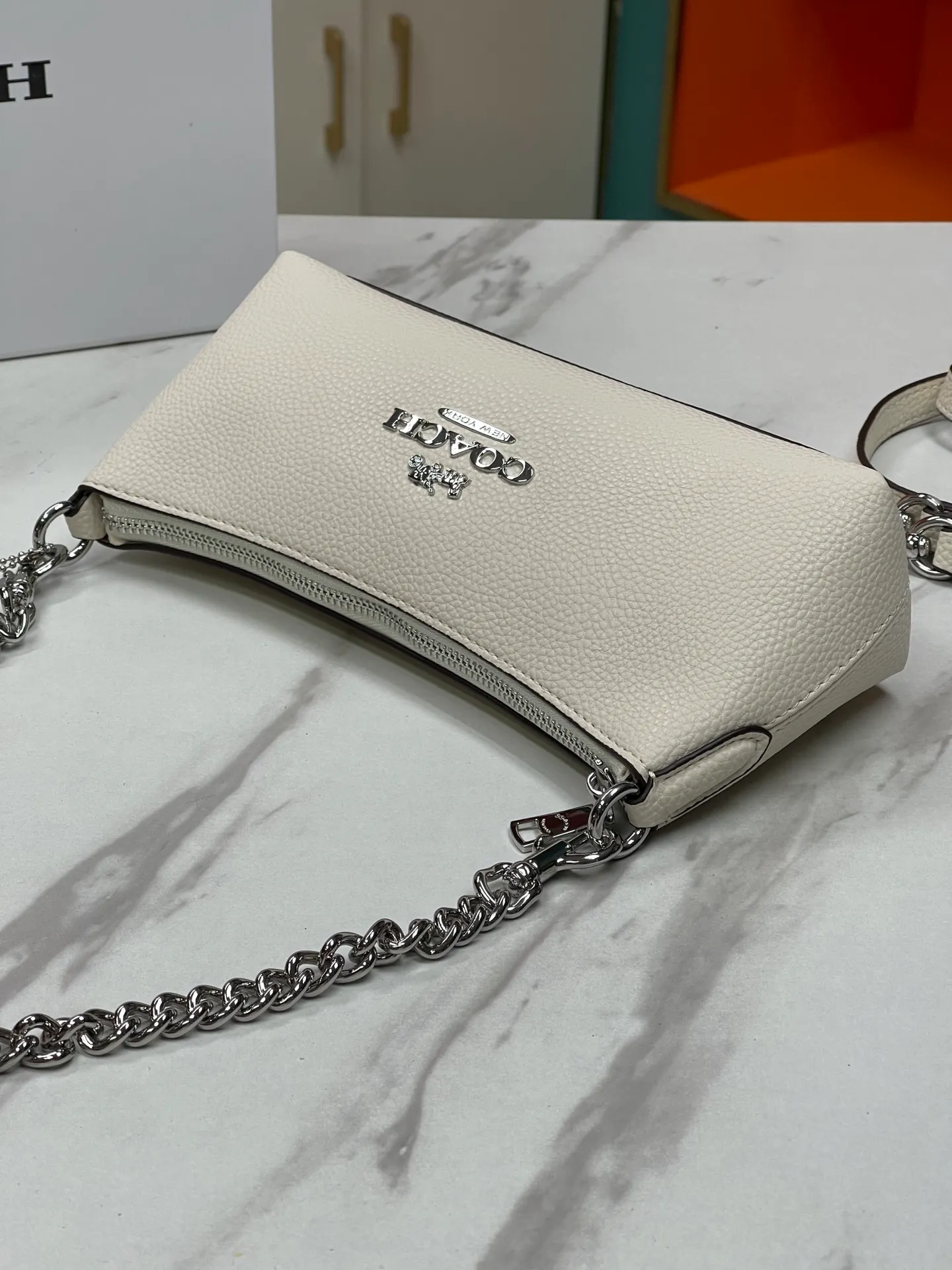 Top original order, batch 380💰COACH/Coach’s new Charlotte series CL405 CL406 CL407 CL656 New product, incomparably beautiful armpit baguette bag! Short chain shoulder strap! Long leather shoulder strap! Suitable for different occasions, different styles and different combinations! The shape of the paper boat is simple and matched with a metal chain. Super beautiful. Size 26/12/7
