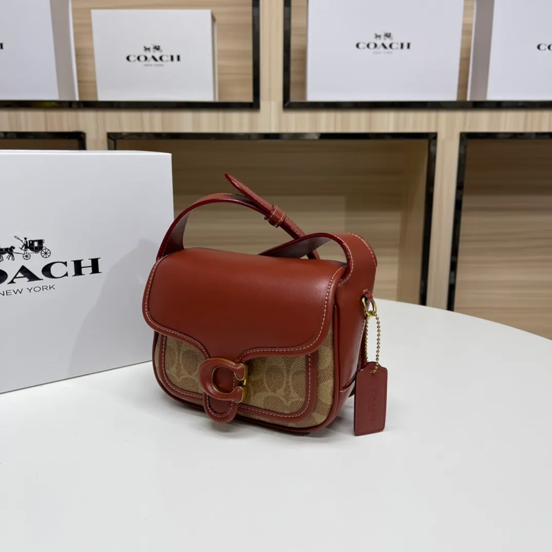 Top original order batch 460💰coach/Coach new model CJ846 CK019 CK020 Ck955 Tabby Messenger Retro and cute, a bit like a saddle bag, made of cowhide, soft and plump. The body of the bag is full of youthful vitality. It is compact, but has a lot of space. There is also a small button bag in the front that can be used as a small item. It is a bag that combines beauty and practicality. White, refreshing and clean Size: 19*14*7