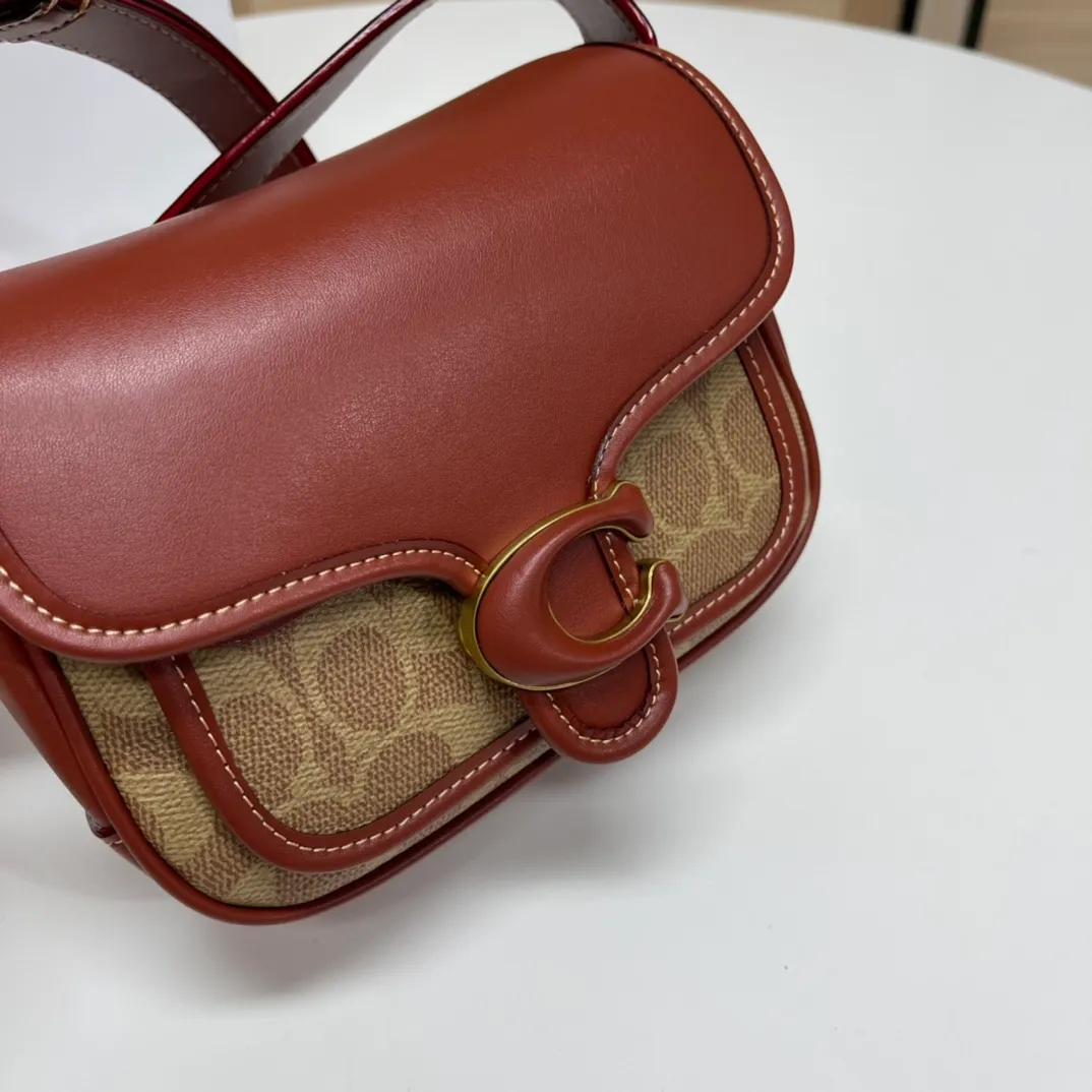 Top original order batch 460💰coach/Coach new model CJ846 CK019 CK020 Ck955 Tabby Messenger Retro and cute, a bit like a saddle bag, made of cowhide, soft and plump. The body of the bag is full of youthful vitality. It is compact, but has a lot of space. There is also a small button bag in the front that can be used as a small item. It is a bag that combines beauty and practicality. White, refreshing and clean Size: 19*14*7