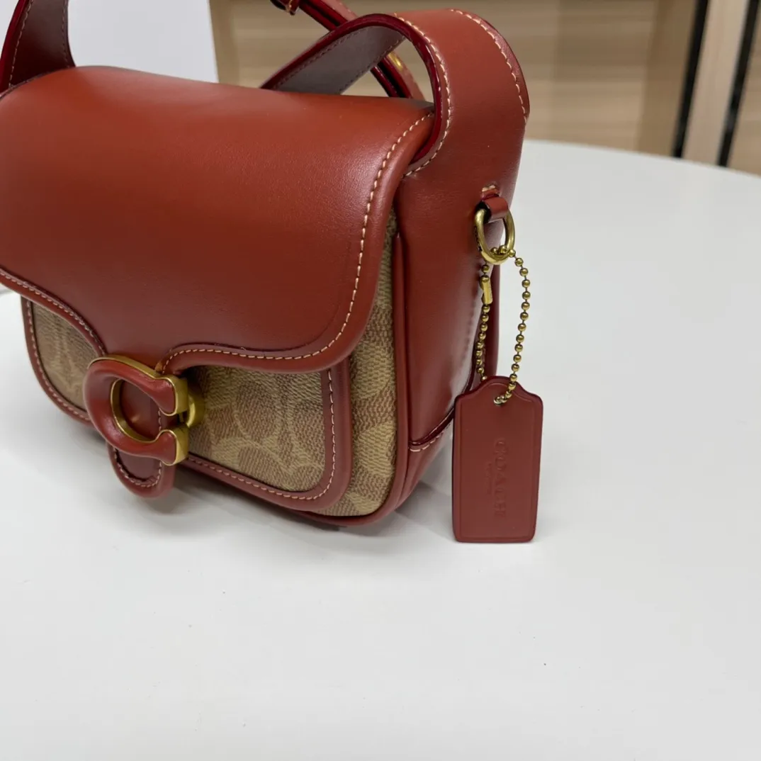 Top original order batch 460💰coach/Coach new model CJ846 CK019 CK020 Ck955 Tabby Messenger Retro and cute, a bit like a saddle bag, made of cowhide, soft and plump. The body of the bag is full of youthful vitality. It is compact, but has a lot of space. There is also a small button bag in the front that can be used as a small item. It is a bag that combines beauty and practicality. White, refreshing and clean Size: 19*14*7