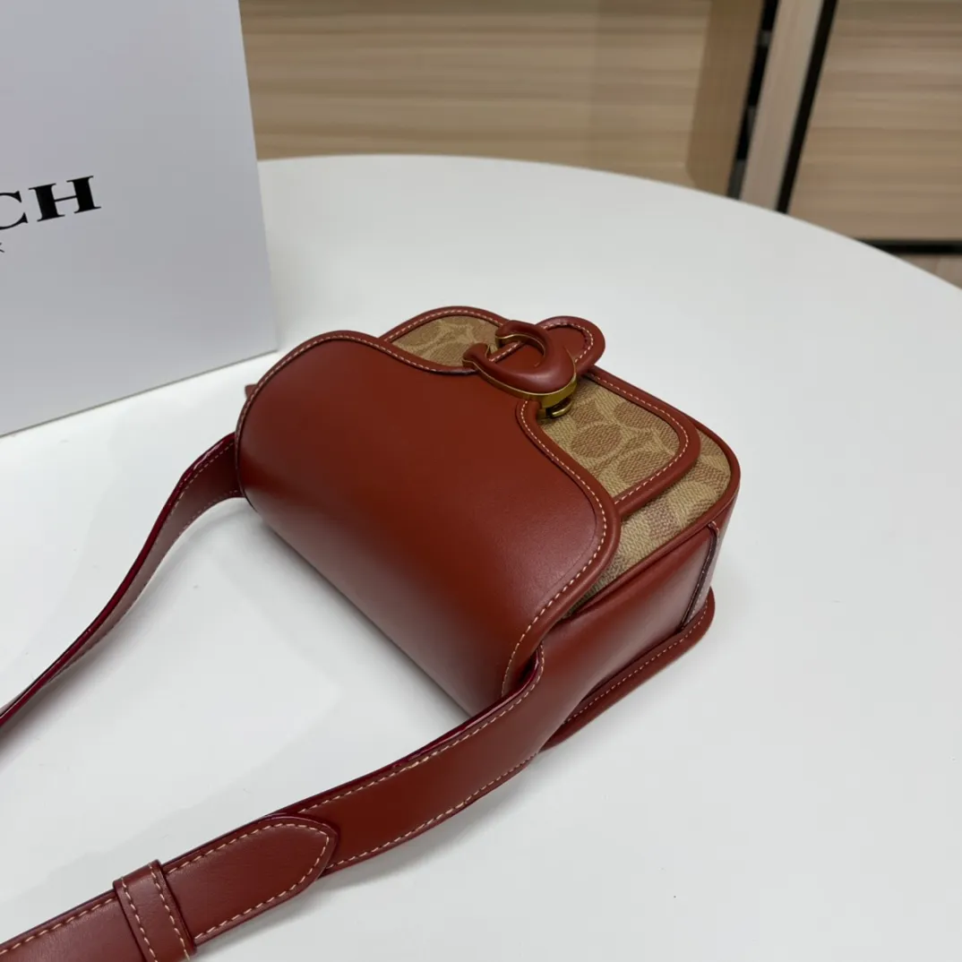 Top original order batch 460💰coach/Coach new model CJ846 CK019 CK020 Ck955 Tabby Messenger Retro and cute, a bit like a saddle bag, made of cowhide, soft and plump. The body of the bag is full of youthful vitality. It is compact, but has a lot of space. There is also a small button bag in the front that can be used as a small item. It is a bag that combines beauty and practicality. White, refreshing and clean Size: 19*14*7