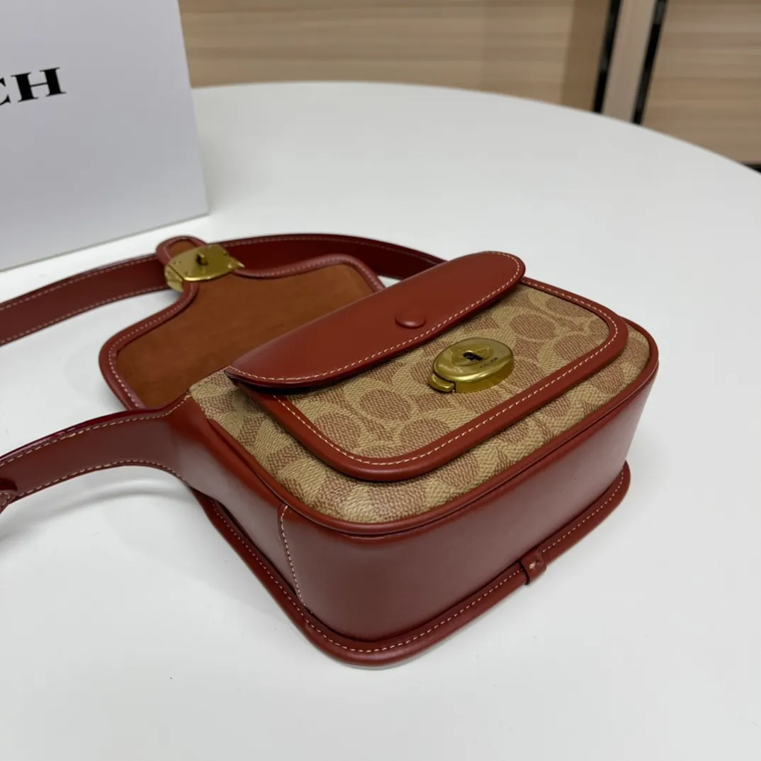 Top original order batch 460💰coach/Coach new model CJ846 CK019 CK020 Ck955 Tabby Messenger Retro and cute, a bit like a saddle bag, made of cowhide, soft and plump. The body of the bag is full of youthful vitality. It is compact, but has a lot of space. There is also a small button bag in the front that can be used as a small item. It is a bag that combines beauty and practicality. White, refreshing and clean Size: 19*14*7