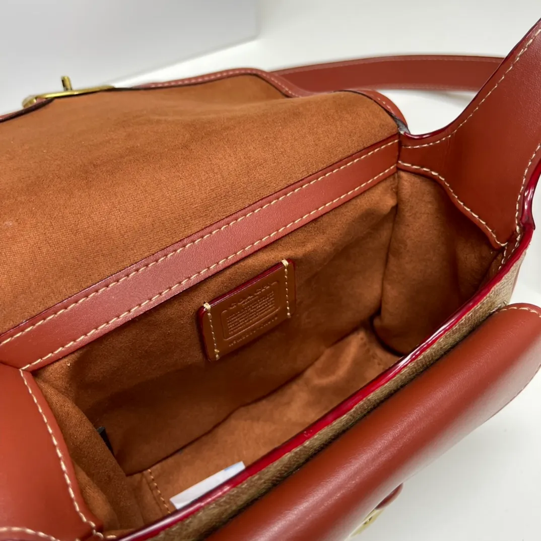 Top original order batch 460💰coach/Coach new model CJ846 CK019 CK020 Ck955 Tabby Messenger Retro and cute, a bit like a saddle bag, made of cowhide, soft and plump. The body of the bag is full of youthful vitality. It is compact, but has a lot of space. There is also a small button bag in the front that can be used as a small item. It is a bag that combines beauty and practicality. White, refreshing and clean Size: 19*14*7
