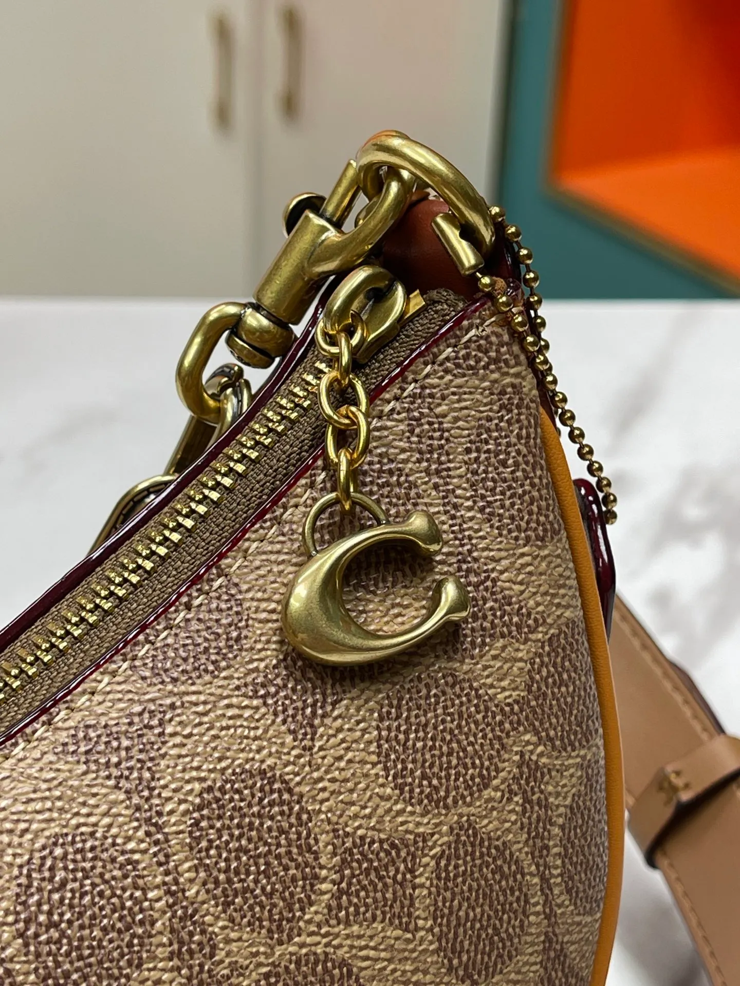 Top original order, batch 460💰Coach new crescent bag Mira model CM562 crescent bag is super popular this year! This bag type needs no further introduction. The shape of Coach's bag is close to a semicircle, the leather is soft, and it is the most comfortable on both sides. You can choose a brass chain with stitching technology, or you can choose a wide shoulder strap, which is labor-saving and stylish. Size 23.5X16X6.5