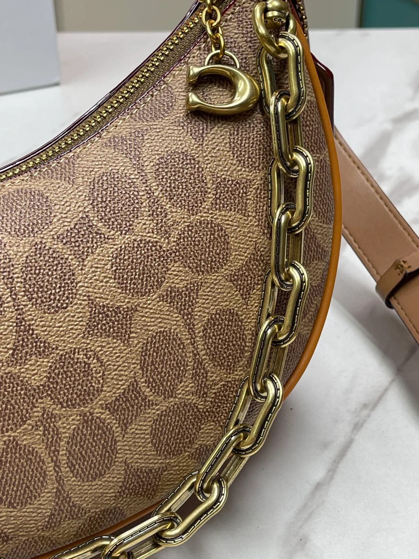 Top original order, batch 460💰Coach new crescent bag Mira model CM562 crescent bag is super popular this year! This bag type needs no further introduction. The shape of Coach's bag is close to a semicircle, the leather is soft, and it is the most comfortable on both sides. You can choose a brass chain with stitching technology, or you can choose a wide shoulder strap, which is labor-saving and stylish. Size 23.5X16X6.5