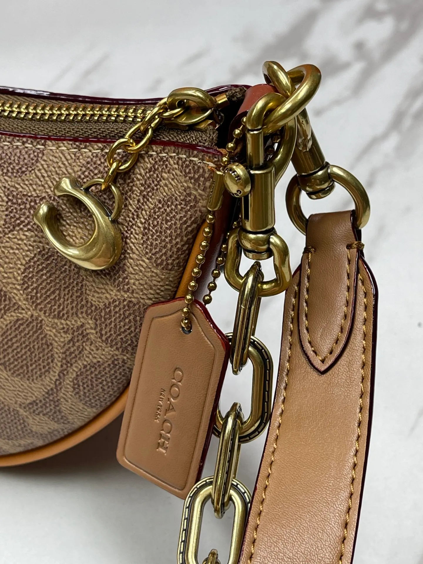 Top original order, batch 460💰Coach new crescent bag Mira model CM562 crescent bag is super popular this year! This bag type needs no further introduction. The shape of Coach's bag is close to a semicircle, the leather is soft, and it is the most comfortable on both sides. You can choose a brass chain with stitching technology, or you can choose a wide shoulder strap, which is labor-saving and stylish. Size 23.5X16X6.5