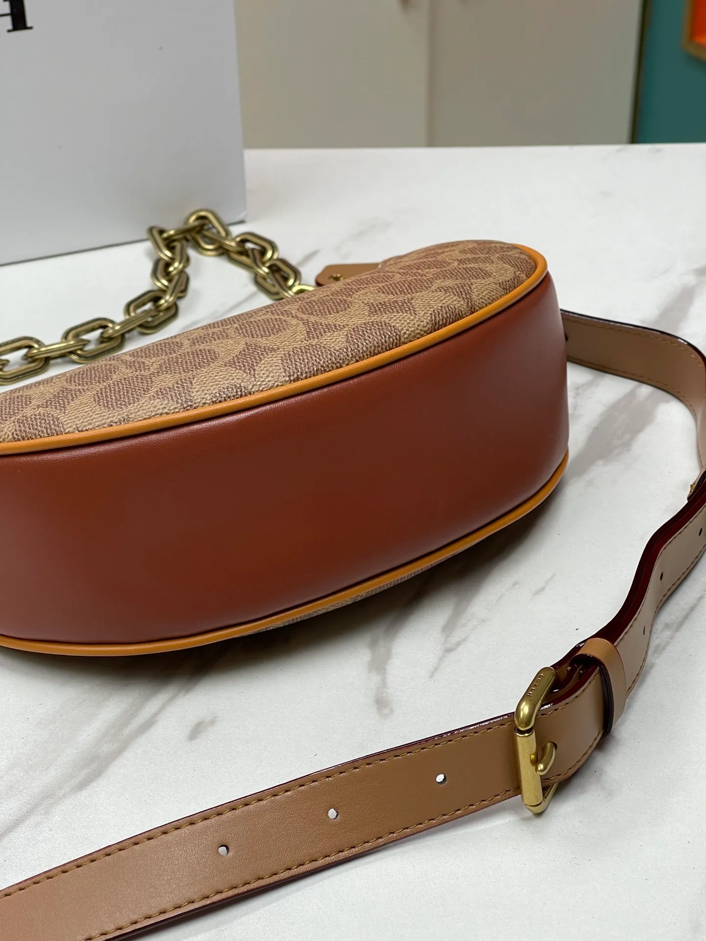 Top original order, batch 460💰Coach new crescent bag Mira model CM562 crescent bag is super popular this year! This bag type needs no further introduction. The shape of Coach's bag is close to a semicircle, the leather is soft, and it is the most comfortable on both sides. You can choose a brass chain with stitching technology, or you can choose a wide shoulder strap, which is labor-saving and stylish. Size 23.5X16X6.5