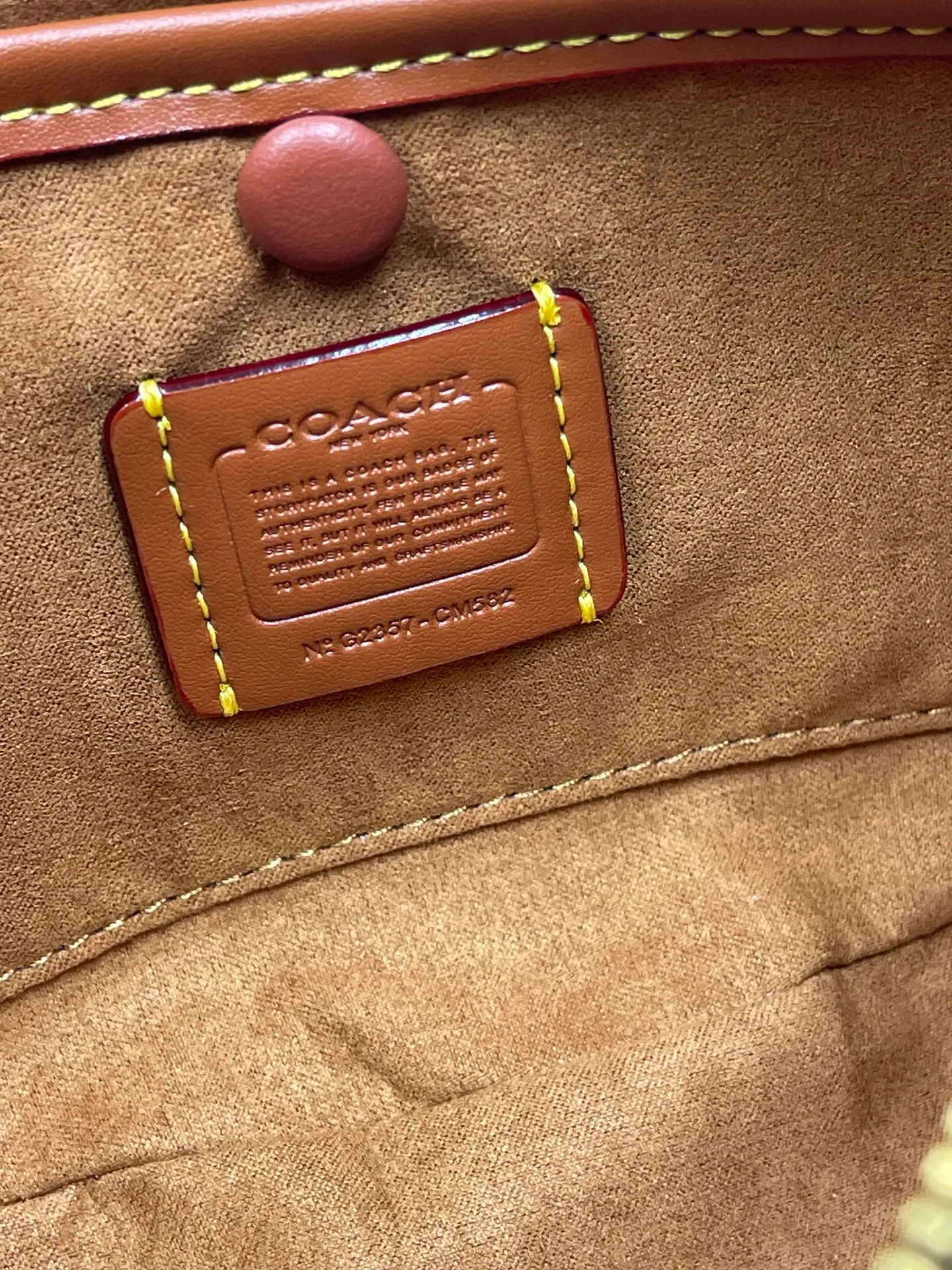 Top original order, batch 460💰Coach new crescent bag Mira model CM562 crescent bag is super popular this year! This bag type needs no further introduction. The shape of Coach's bag is close to a semicircle, the leather is soft, and it is the most comfortable on both sides. You can choose a brass chain with stitching technology, or you can choose a wide shoulder strap, which is labor-saving and stylish. Size 23.5X16X6.5